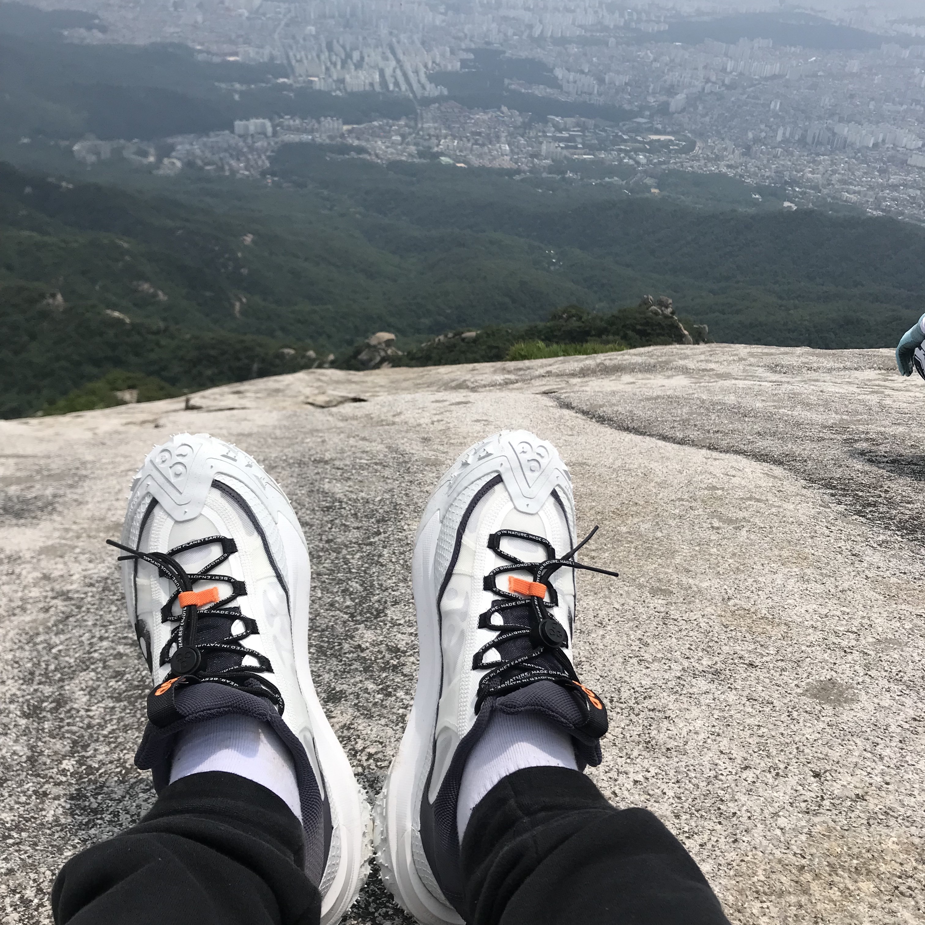 Nike ACG Mountain Fly 2 Low Summit White and Bright Mandarin 착용 스타일