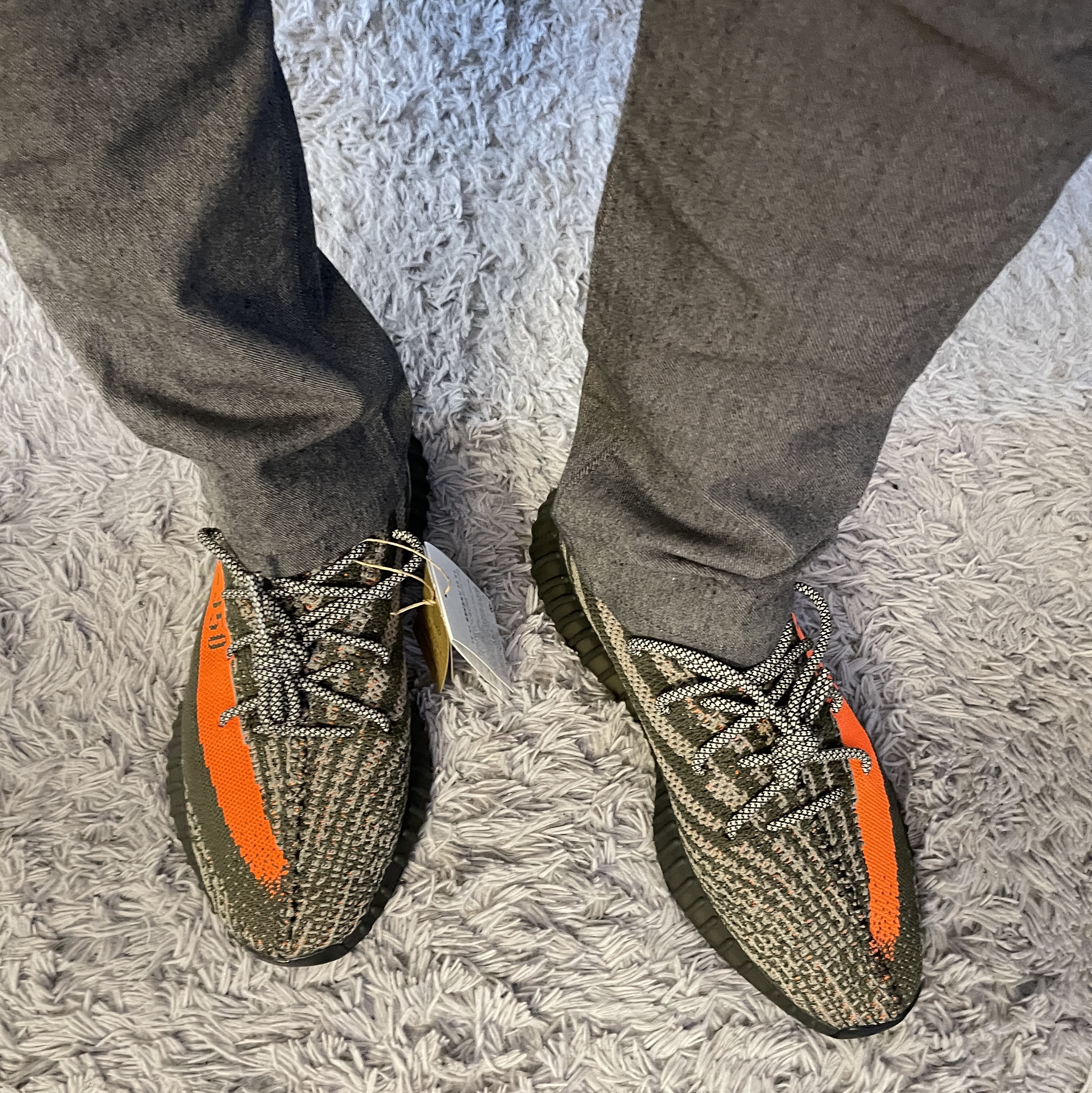 Adidas Yeezy Boost 350 V2 Carbon Beluga, Adidas Yeezy Boost 350 V2 Beluga 착용 스타일 - 2
