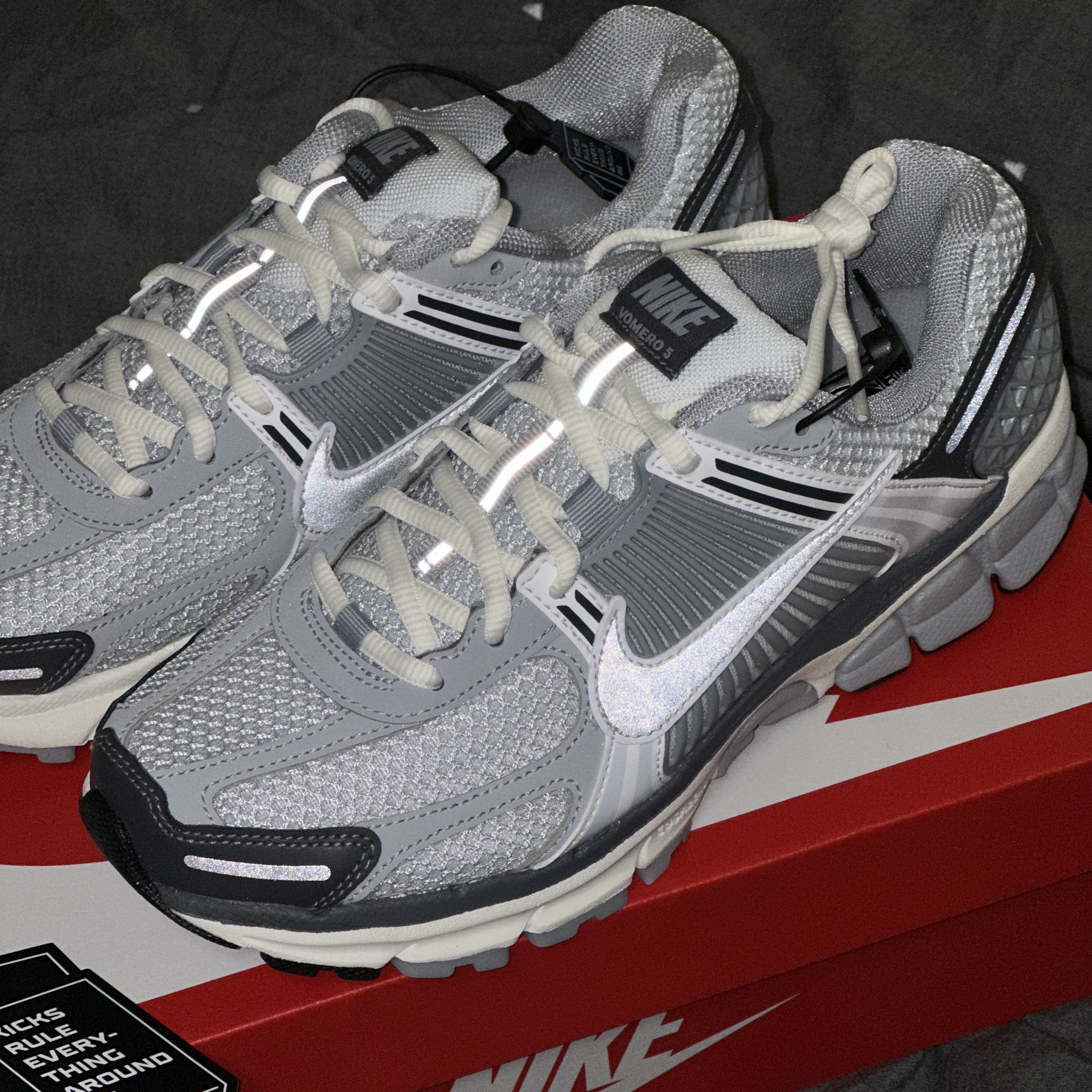 (W) Nike Zoom Vomero 5 Pure Platinum Metallic Silver 착용 스타일 - 1