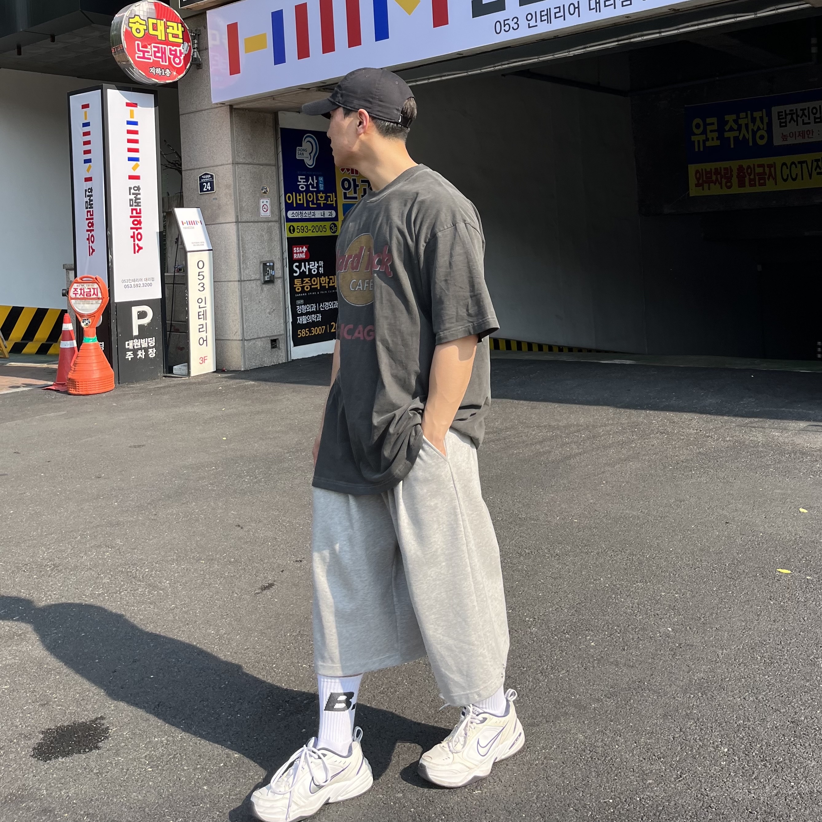 Nike Air Monarch IV White Navy 착용 스타일