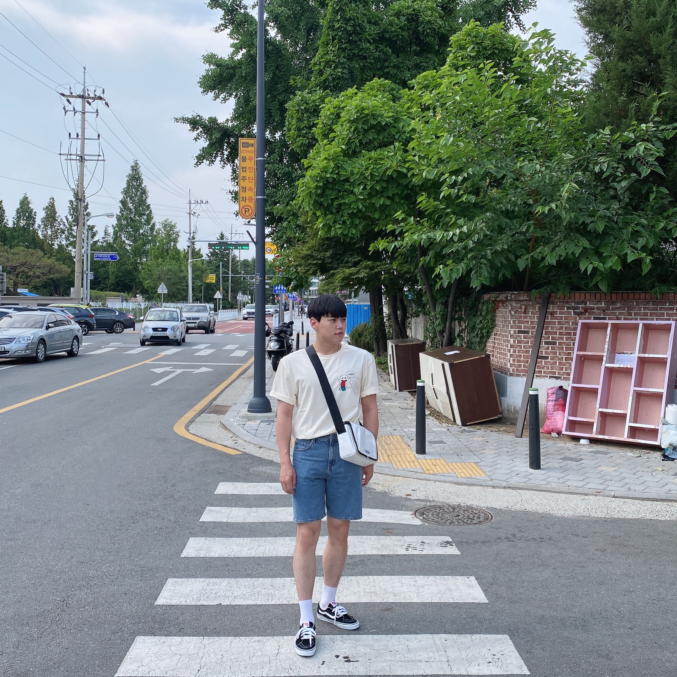 Ader Error Trace Admore Crossbody Bag White, Vans Old Skool 36 DX Anaheim Factory Black White 착용 스타일