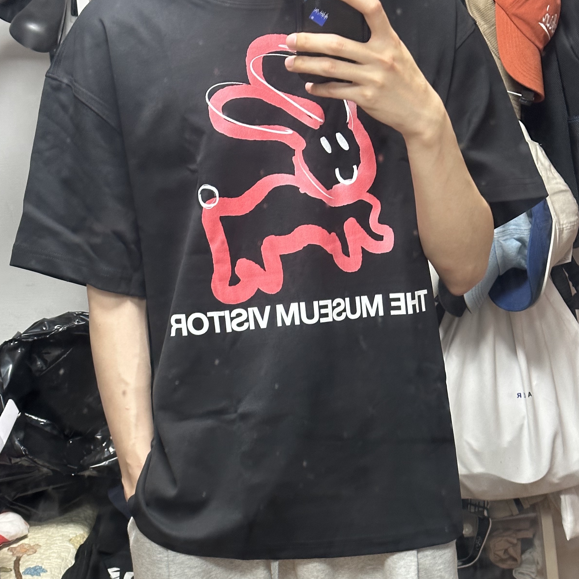The Museum Visitor Rabbit Printed T-Shirt Black - 23PS 착용 스타일