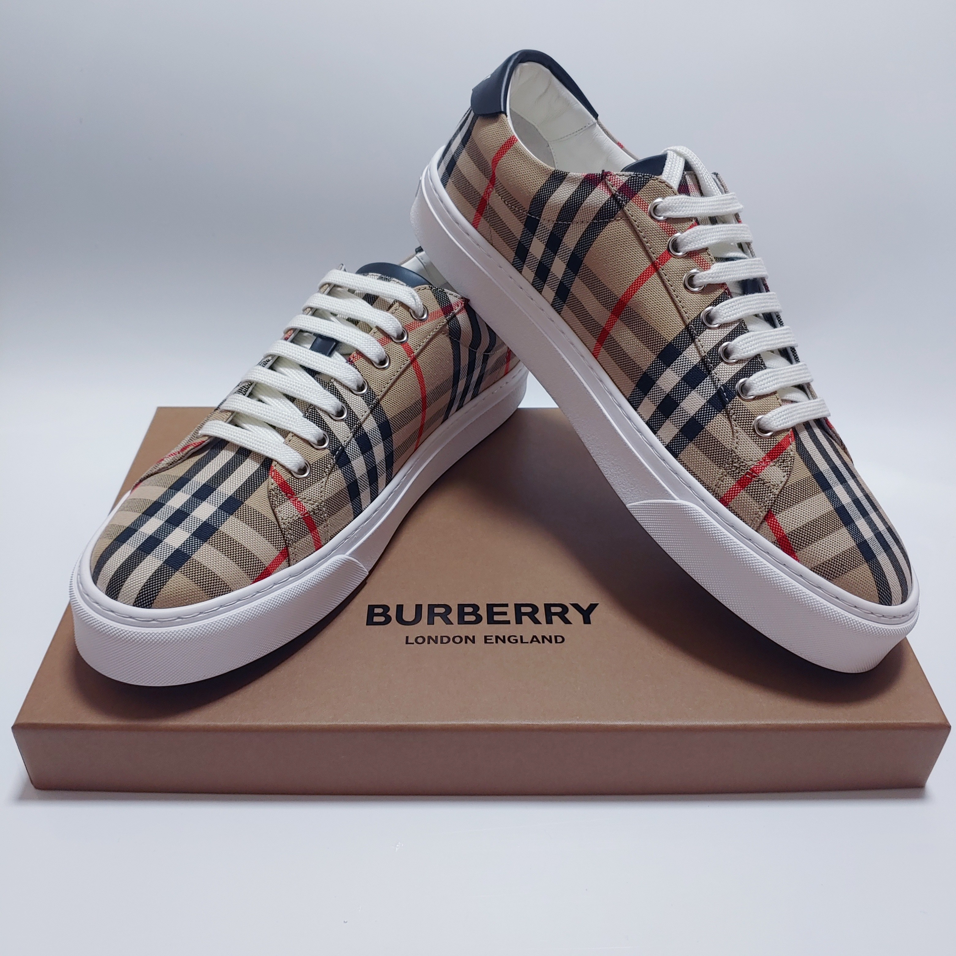 Burbbery Check Cotton and Leather Sneakers Archive Beige 착용 스타일 - 2