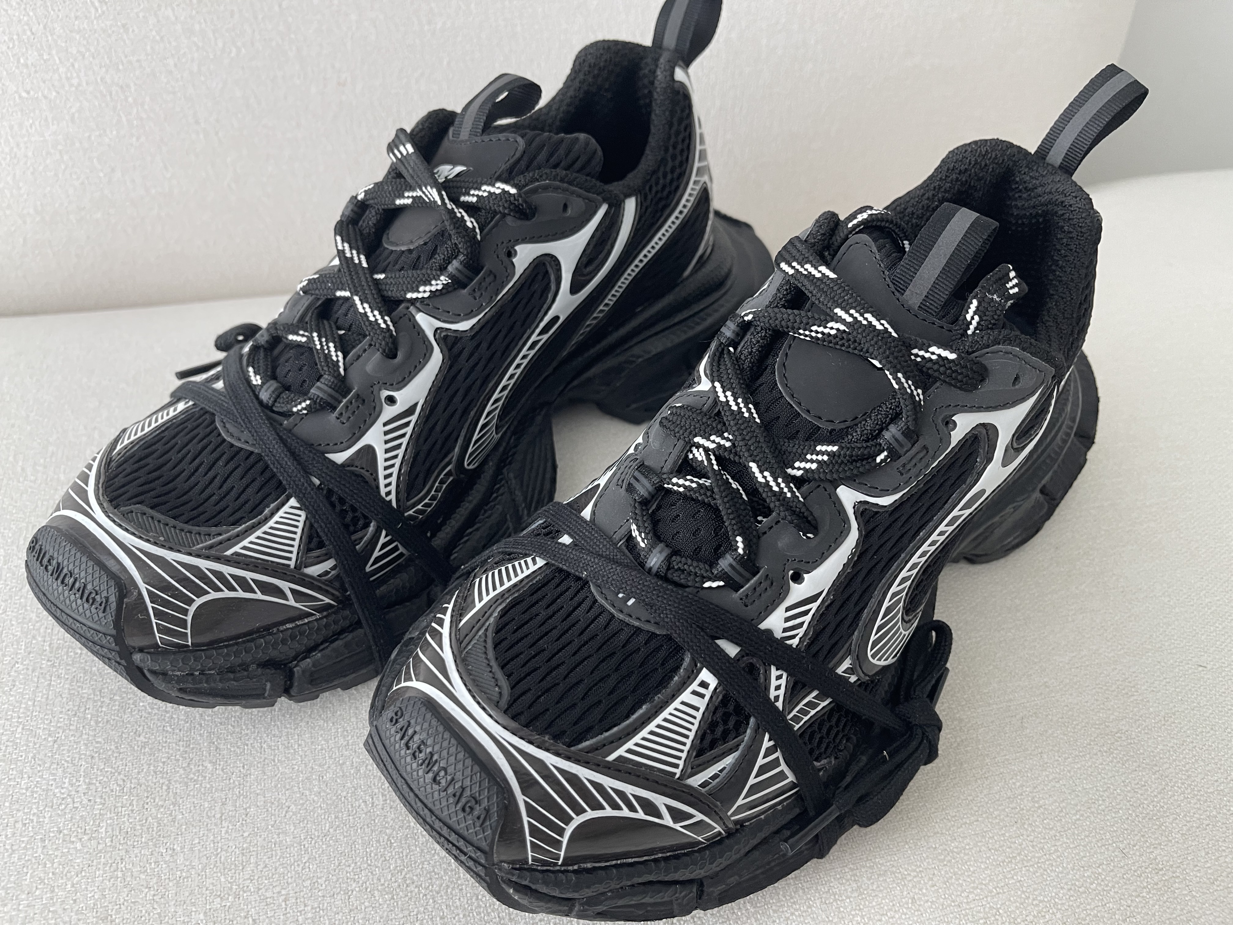 Balenciaga 3XL Sneakers Black White 착용 스타일