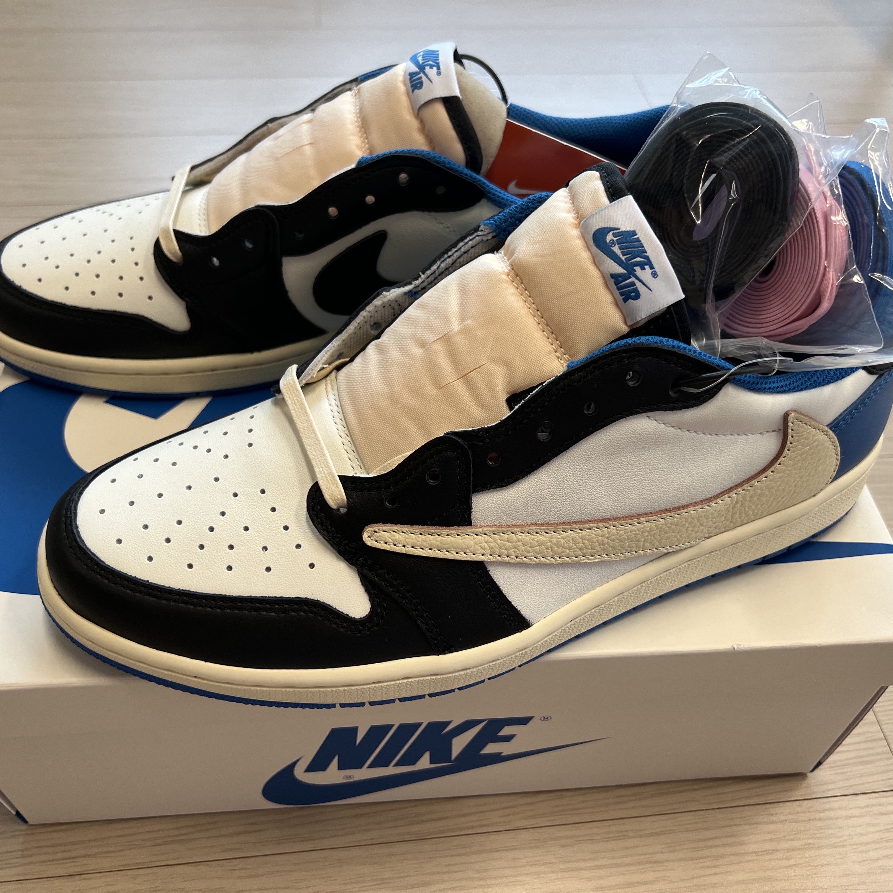 Jordan 1 x Travis Scott x Fragment Retro Low OG SP Military Blue 착용 스타일 - 1