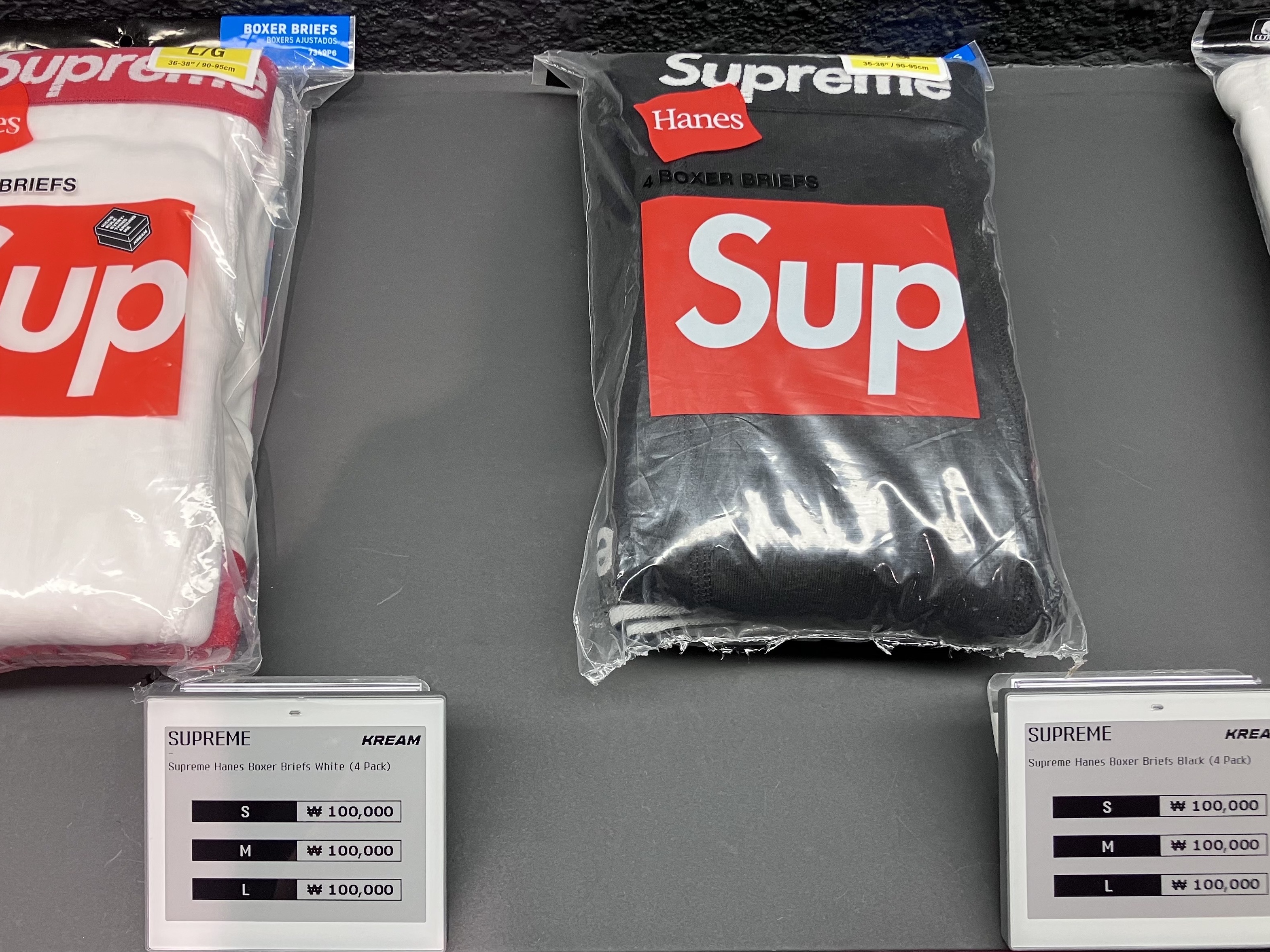 Supreme Hanes Boxer Briefs Black (4 Pack), Supreme Hanes Boxer Briefs White (4 Pack) 착용 스타일