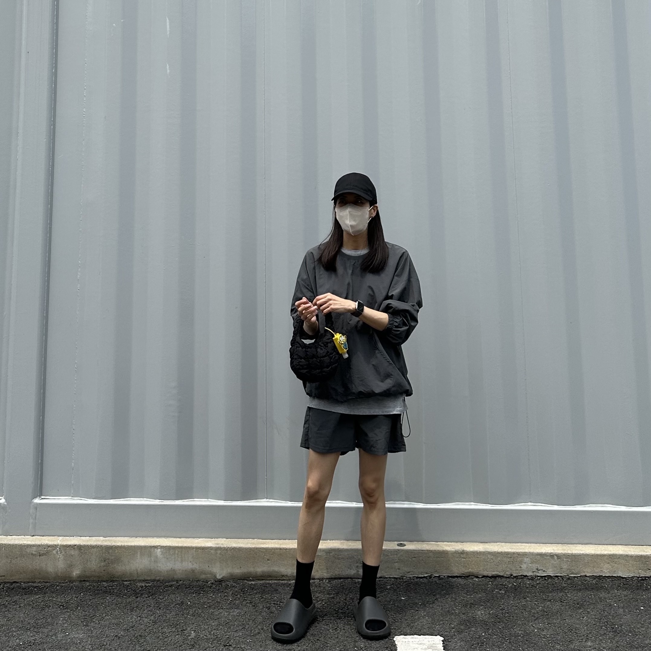 COS Quilted Micro Bag Black, Adidas Yeezy Slide Onyx 착용 스타일 - 1