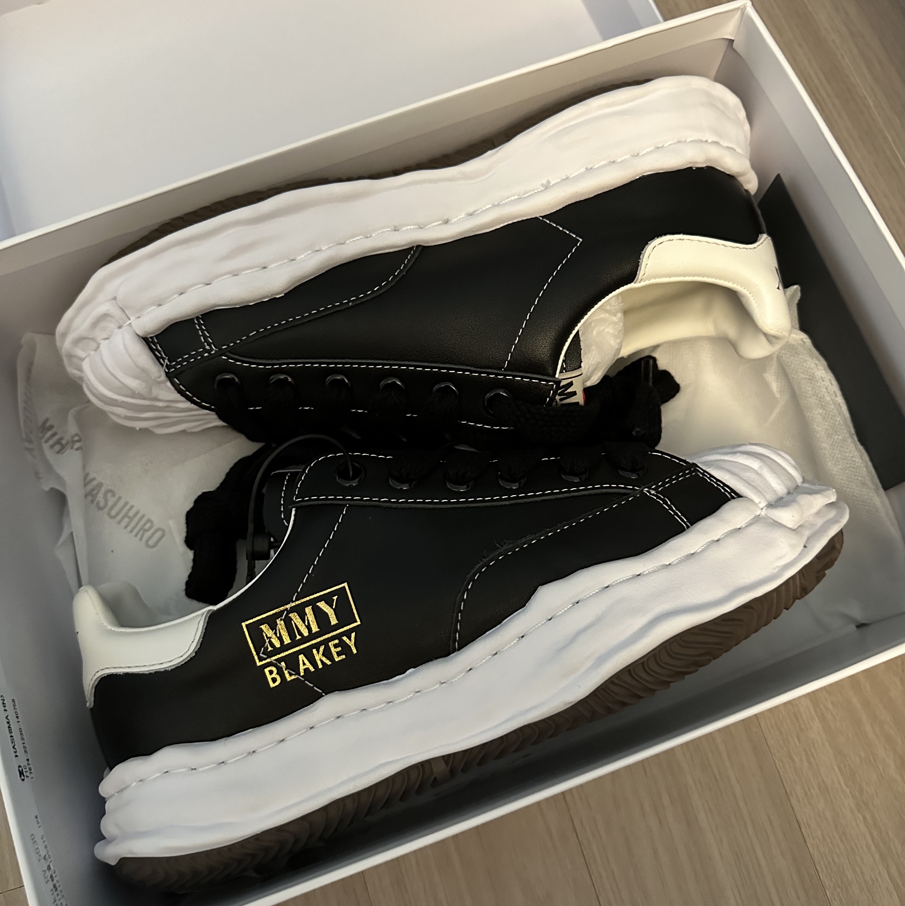 Maison Mihara Yasuhiro Blakey OG Sole Leather Low-top Sneakers Black 착용 스타일