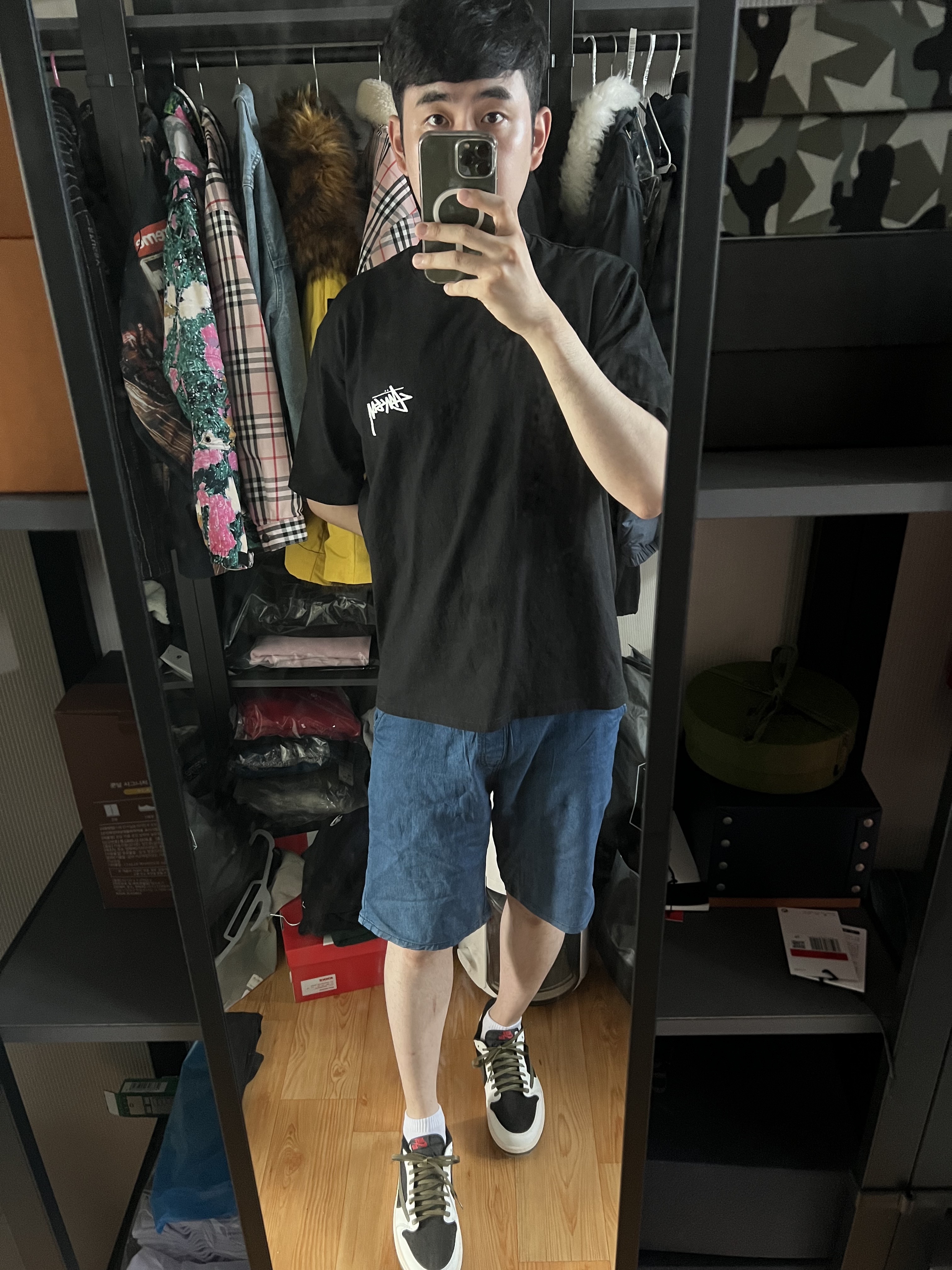 (W) Jordan 1 x Travis Scott Retro Low OG SP Medium Olive, Stussy Fuzzy Dice T-Shirt Black 착용 스타일