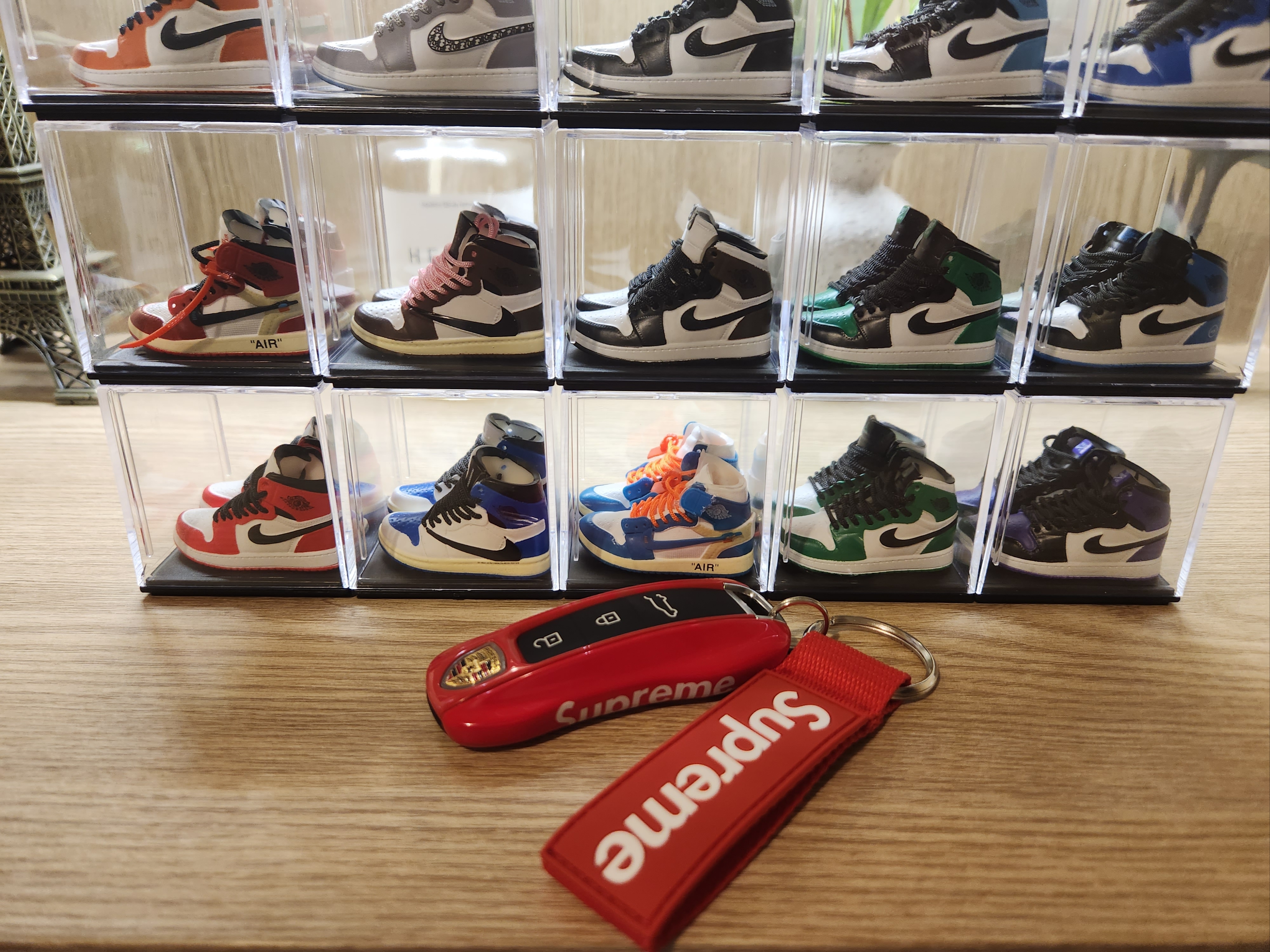 Supreme Webbing Keychain Red - 23SS 착용 스타일
