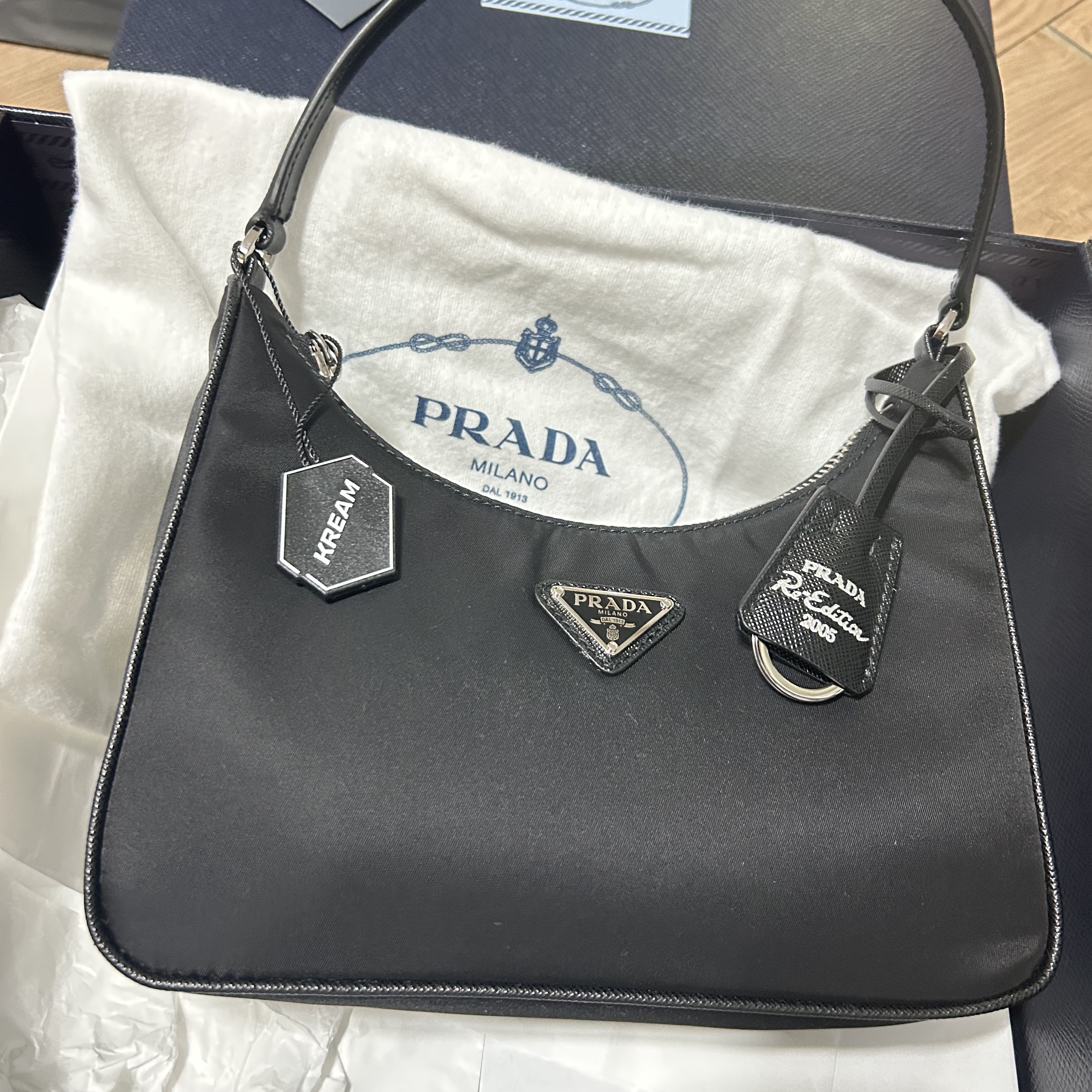 Prada Re-Edition 2005 Re-Nylon Mini Hobo Bag Black 착용 스타일