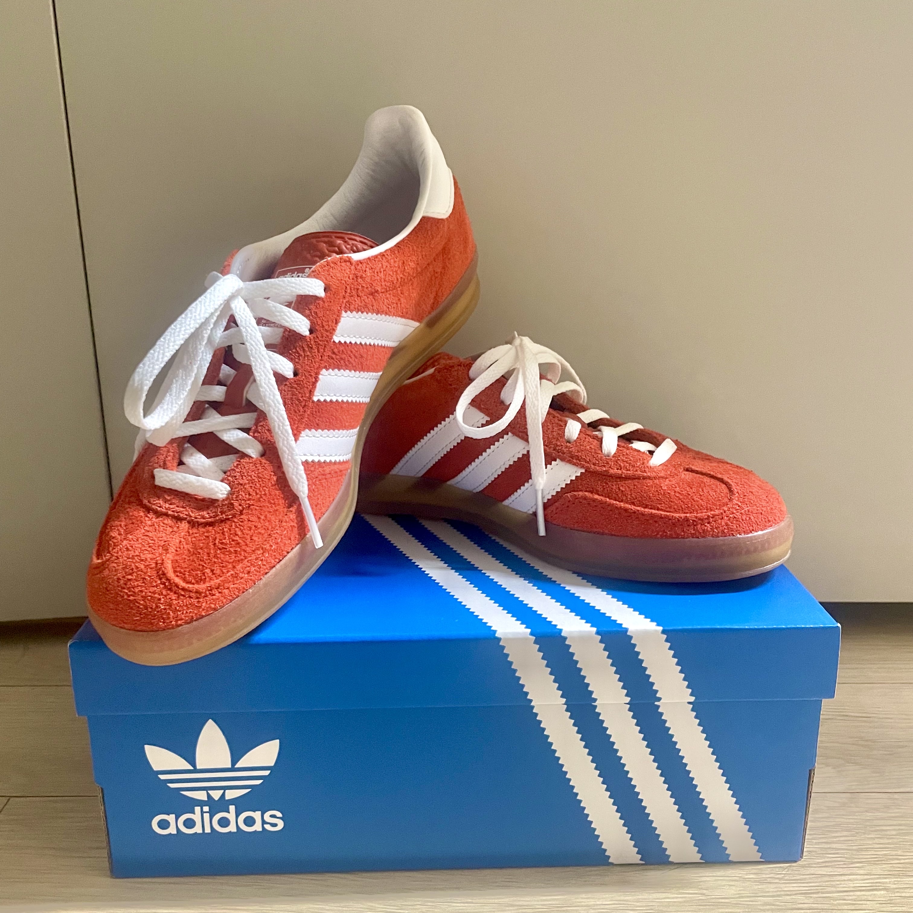 (W) Adidas Gazelle Indoor Bold Orange Cloud White 착용 스타일