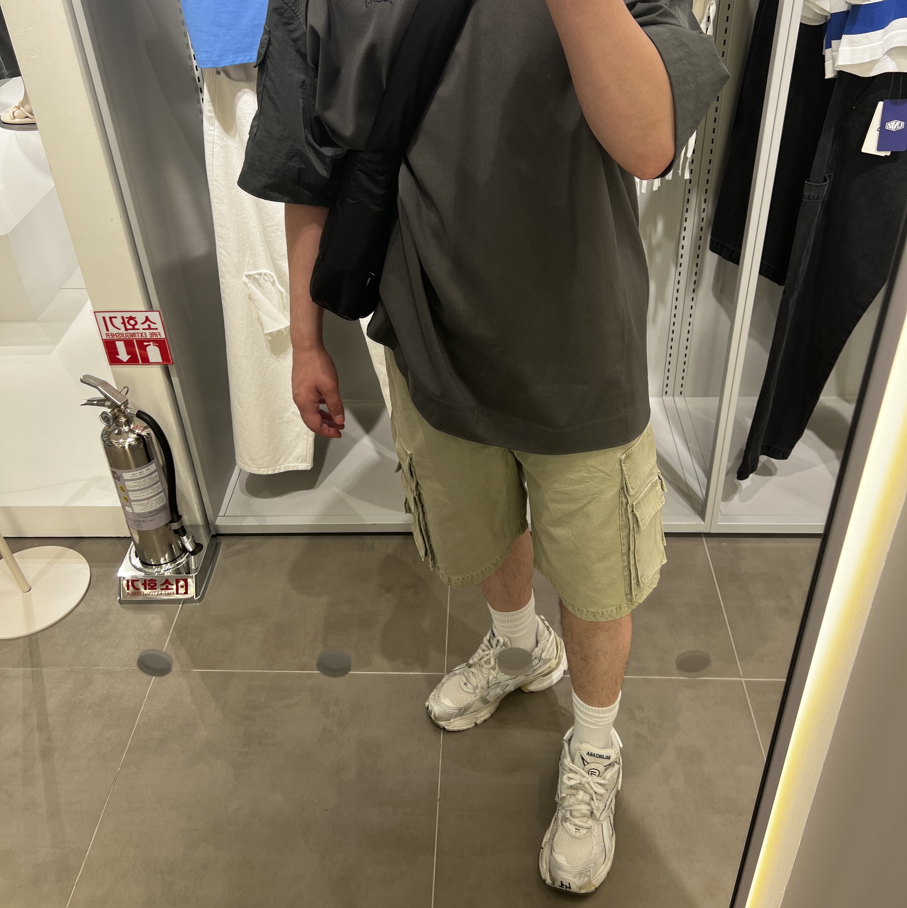 Balenciaga Runner Sneakers White 착용 스타일 - 2