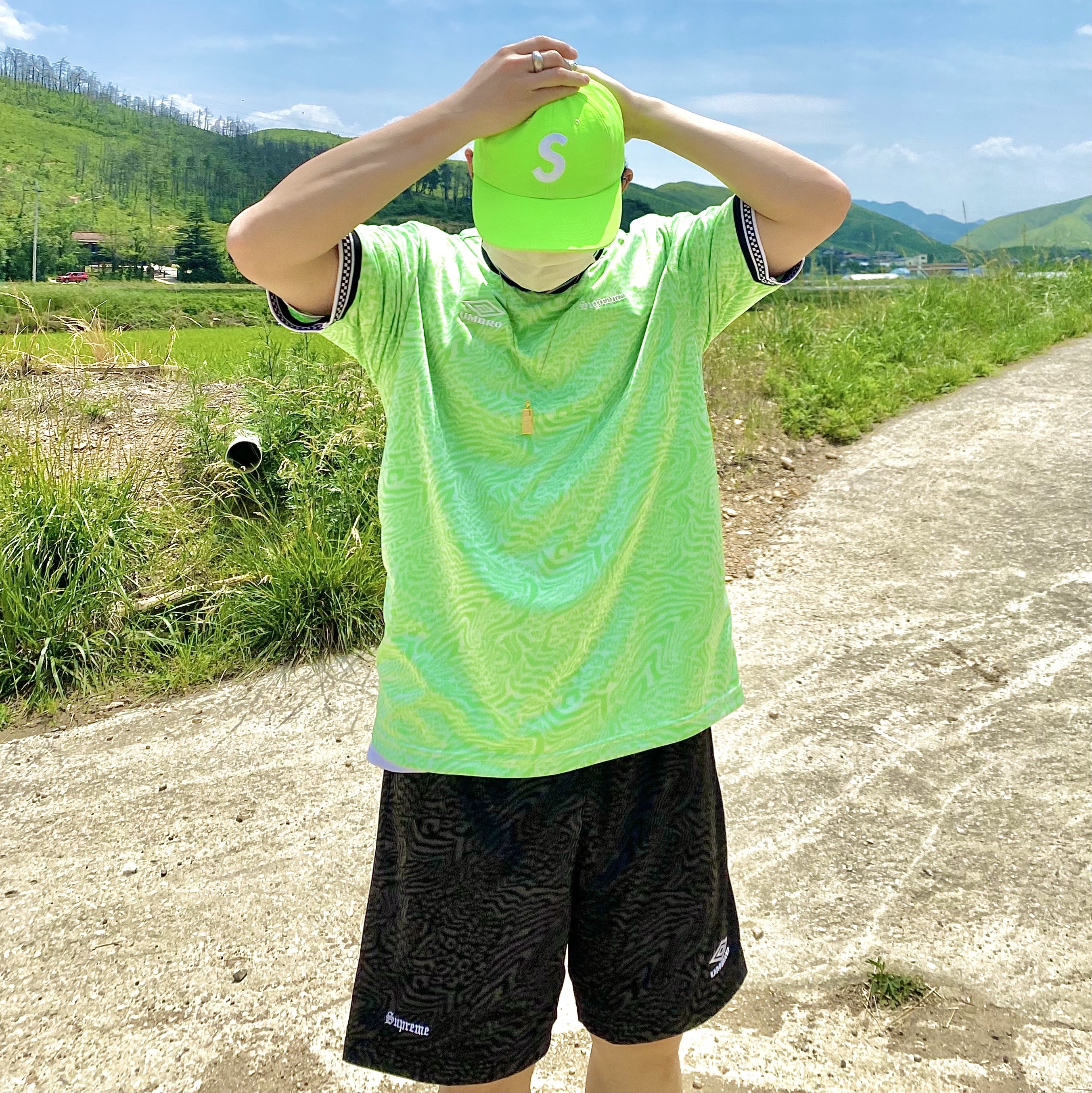 Supreme Pigment Canvas S Logo 6-Panel Lime - 23SS, Supreme x Umbro Jacquard Animal Print Soccer Jersey White - 23SS 착용 스타일 - 2
