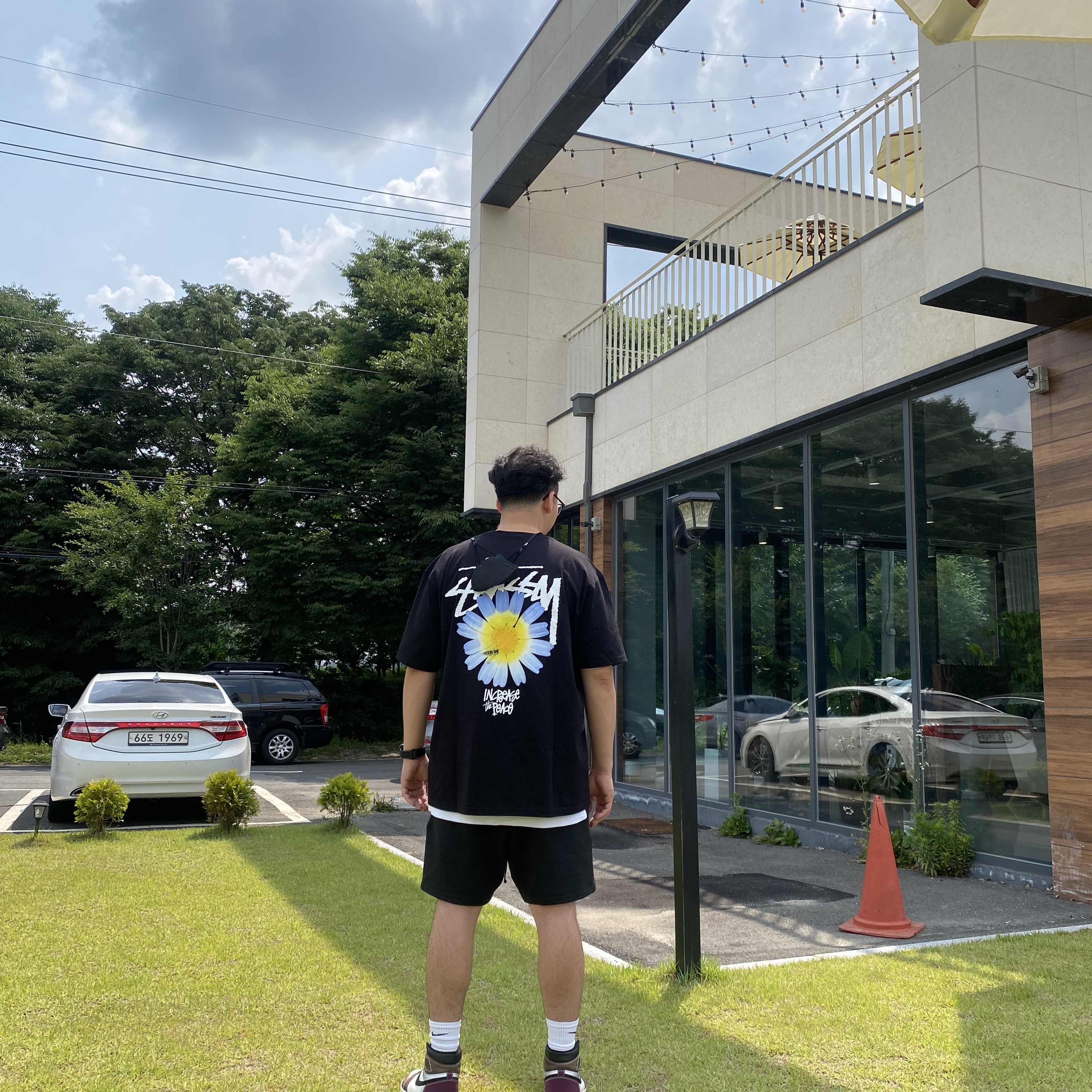 Stussy ITP Flower T-Shirt Black, Essentials The Core Collection Sweatshorts Black 착용 스타일
