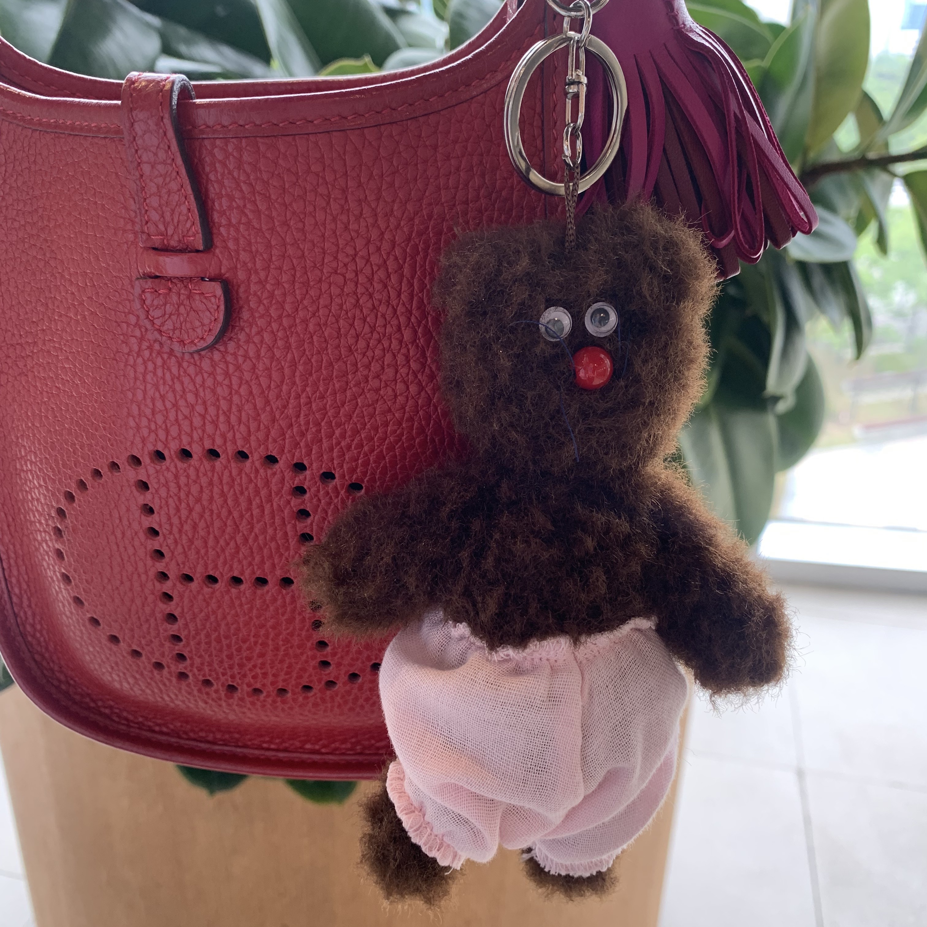 [KREAM 단독] Monamhee Bred Keyring with Pink Pants Brown, Hermes Evelyne 16 Amazone Bag Clemence & Gold Noir 착용 스타일