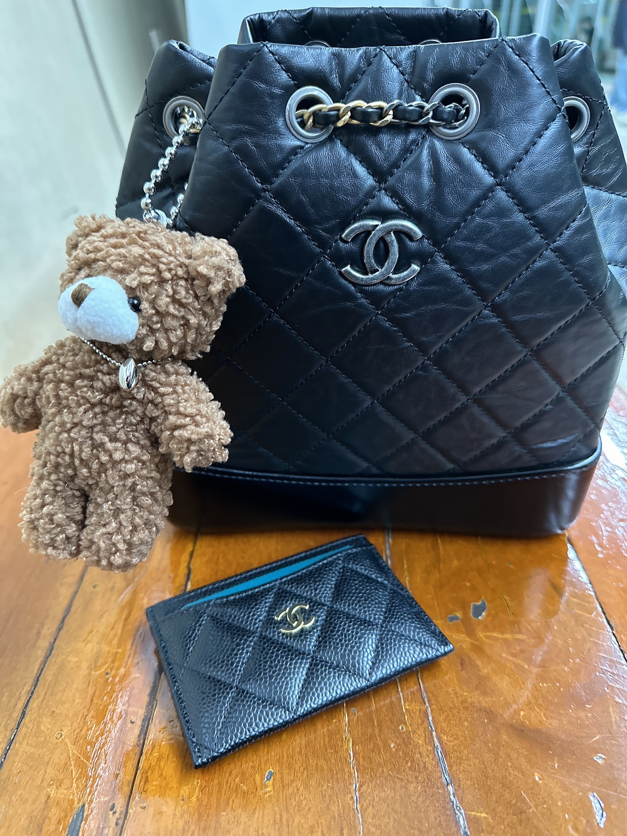Chanel Small Gabrielle Backpack Aged Calfskin & Gold Silver Black, Chanel Classic Card Holder Grained Calfskin & Gold Black 착용 스타일