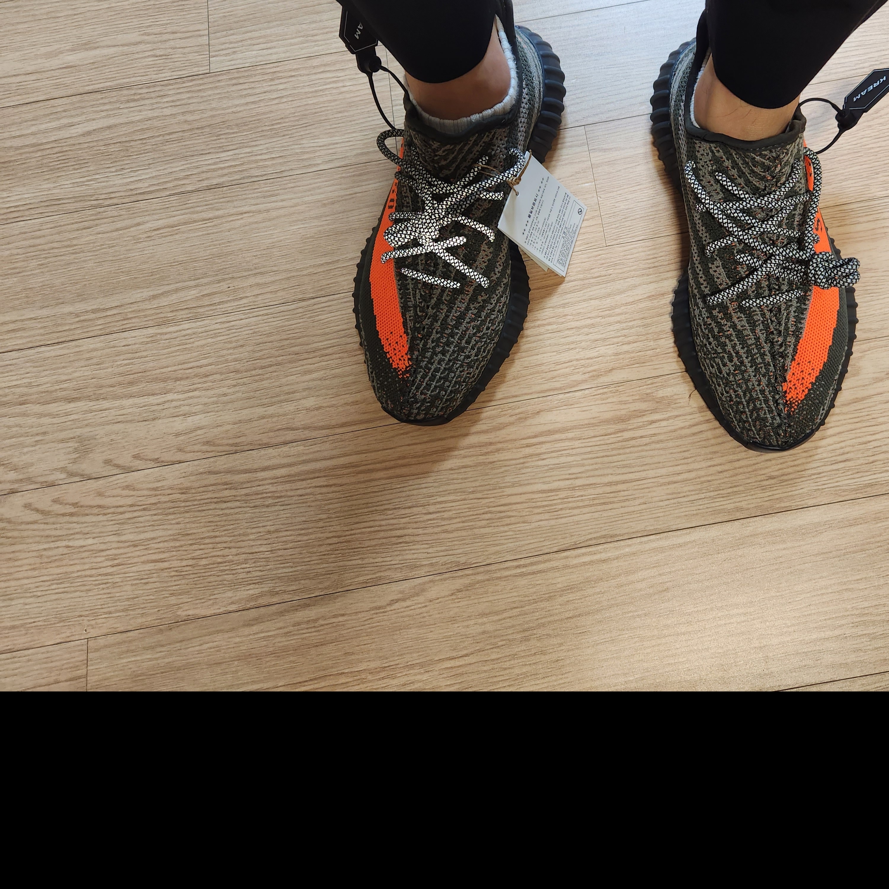 Adidas Yeezy Boost 350 V2 Carbon Beluga 착용 스타일 - 1