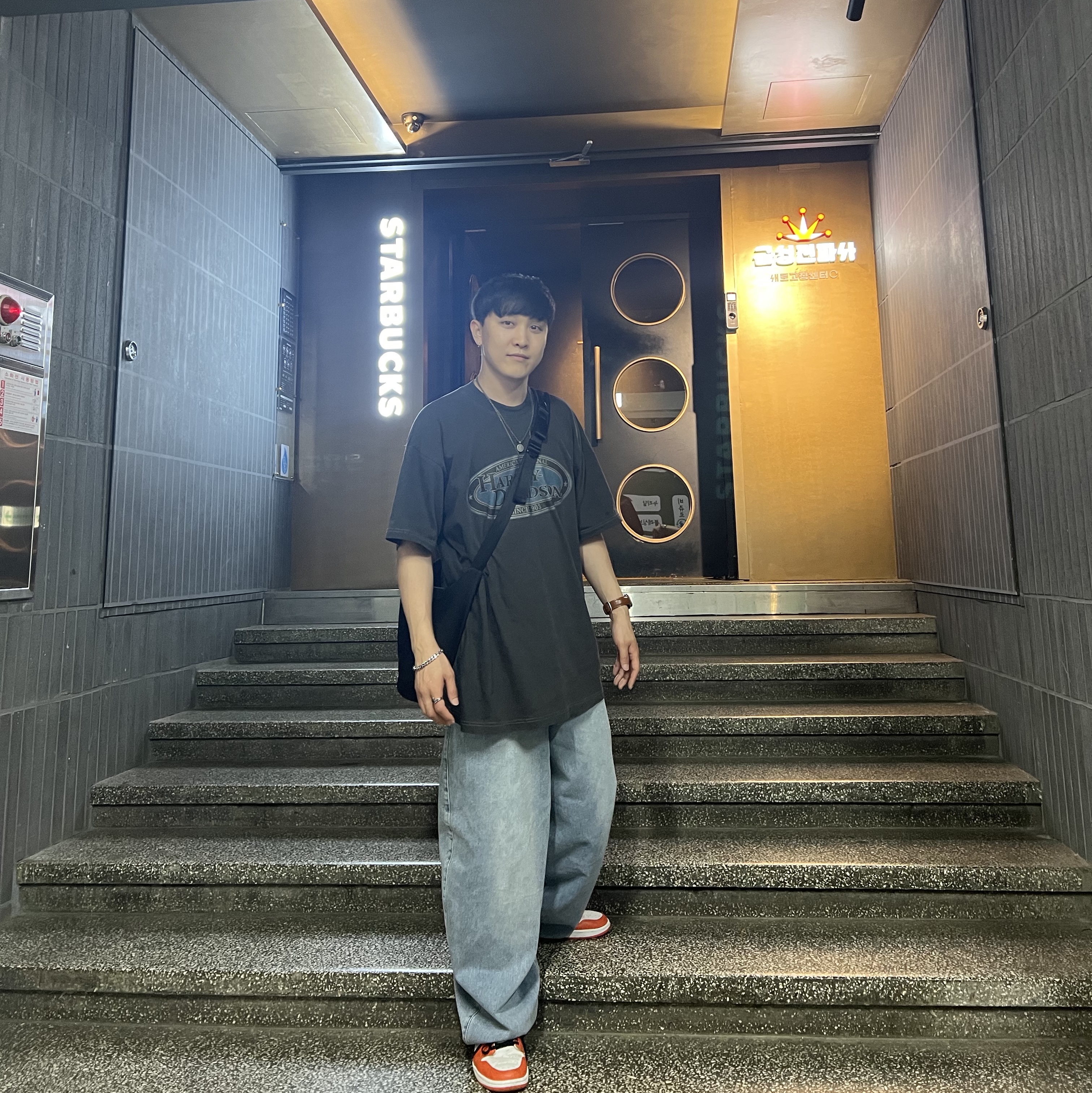 Jordan 1 Low OG Starfish, Apple Watch SE 40mm GPS Space Gray Aluminum Case with Sport Band Midnight (Korean Ver.) 착용 스타일