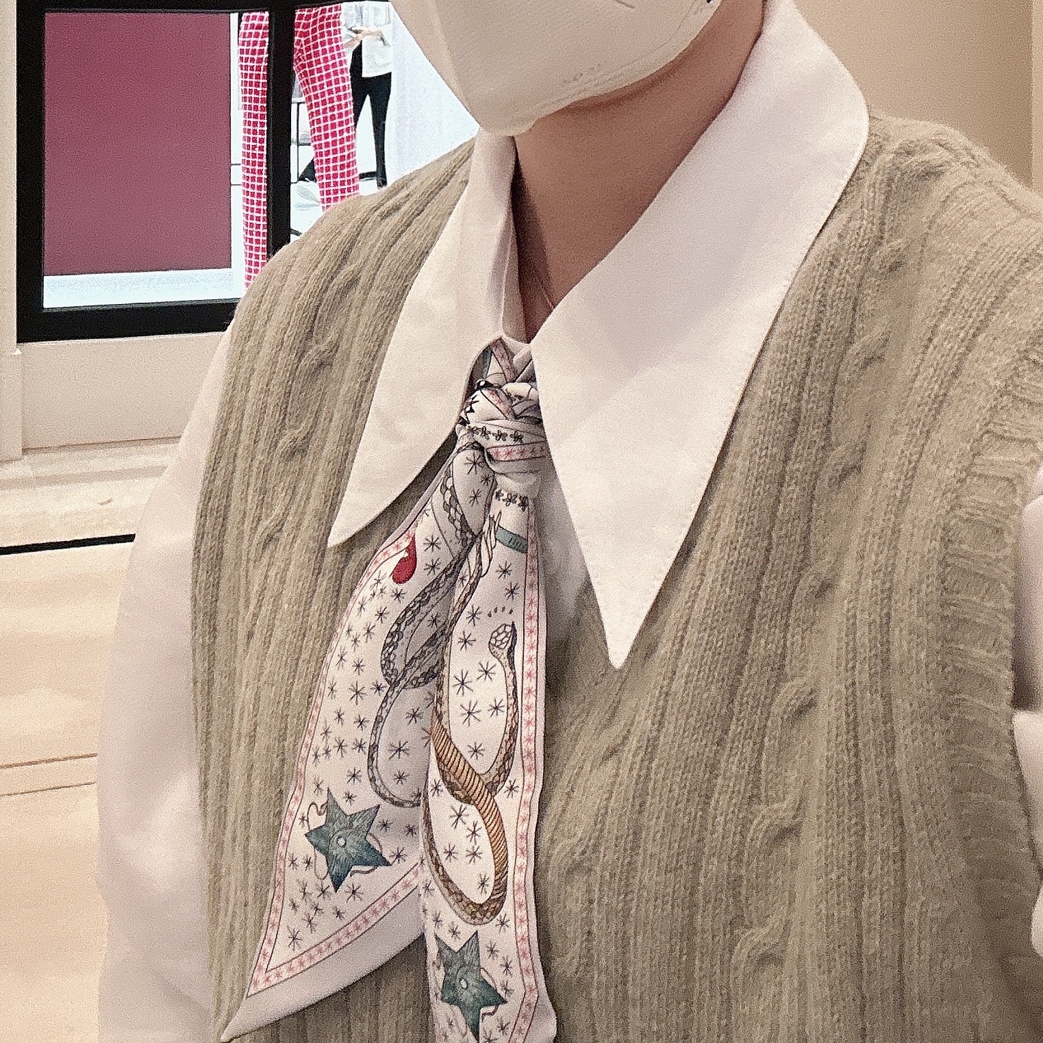 (W) Dior La Roue De La Fortune Tarot Mitzah Scarf Silk Twill White 착용 스타일