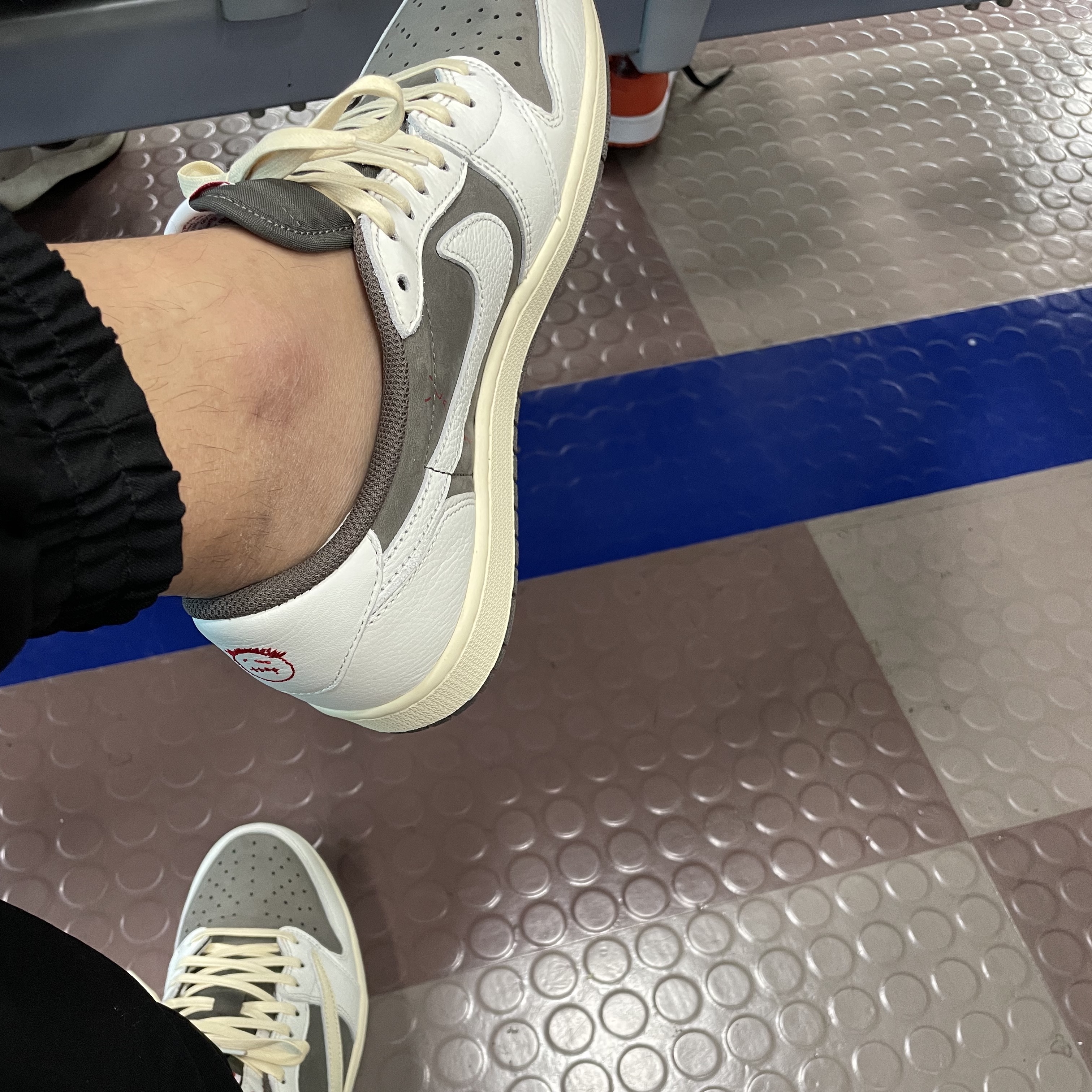 Jordan 1 x Travis Scott Retro Low OG SP Sail and Ridgerock 착용 스타일