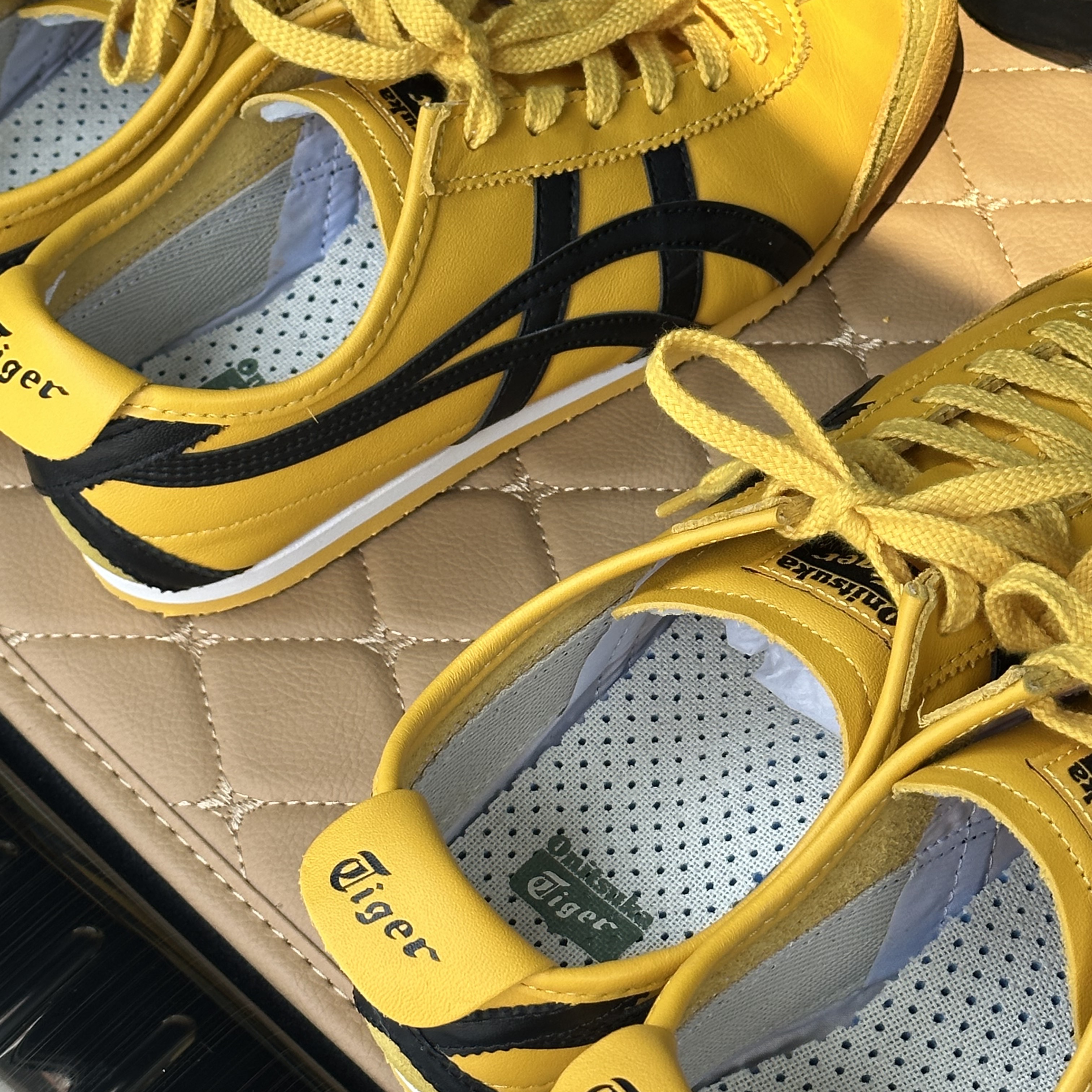 Onitsuka Tiger Mexico 66 Yellow Black 착용 스타일