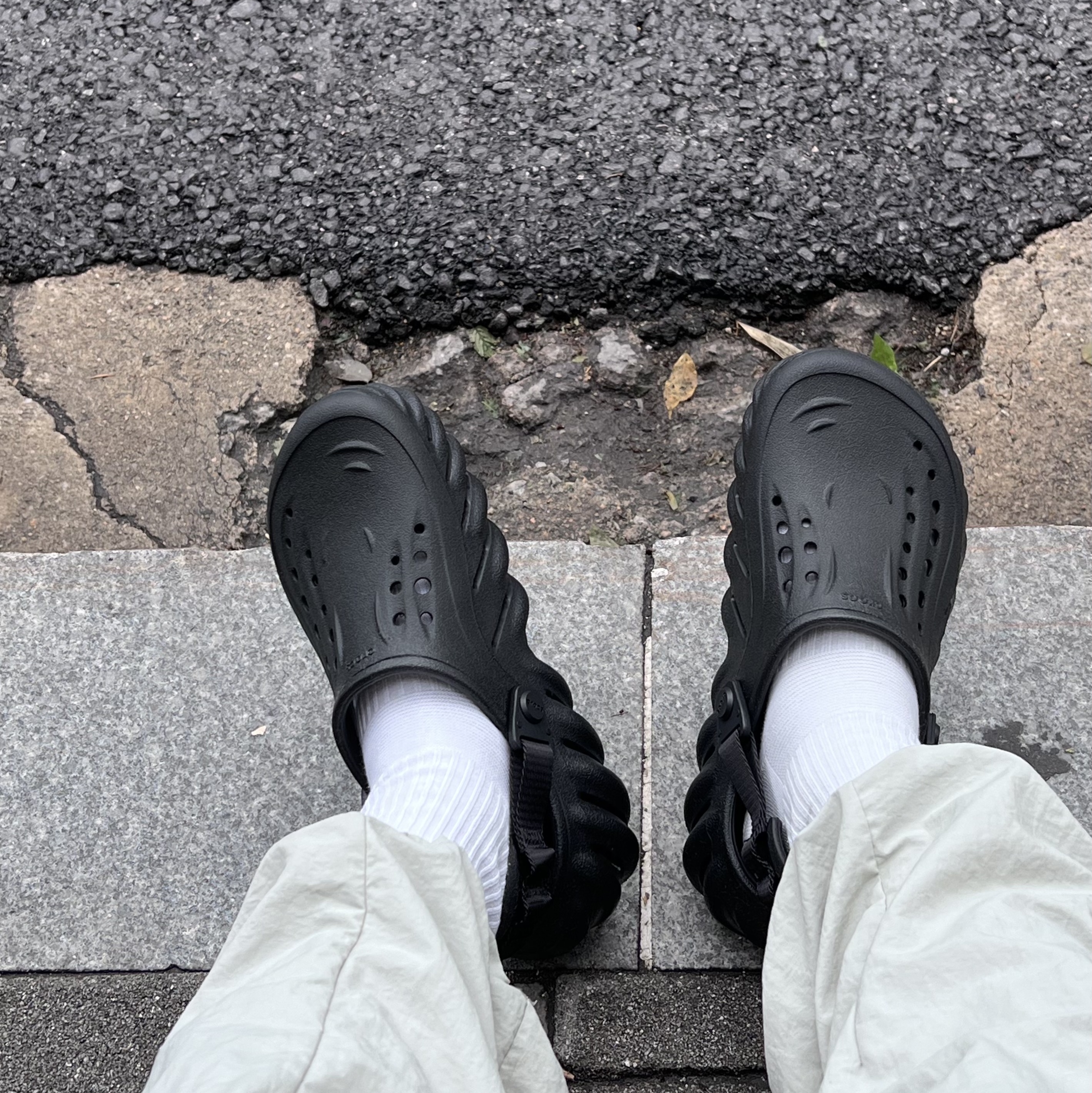Crocs Echo Clog Black 착용 스타일 - 2