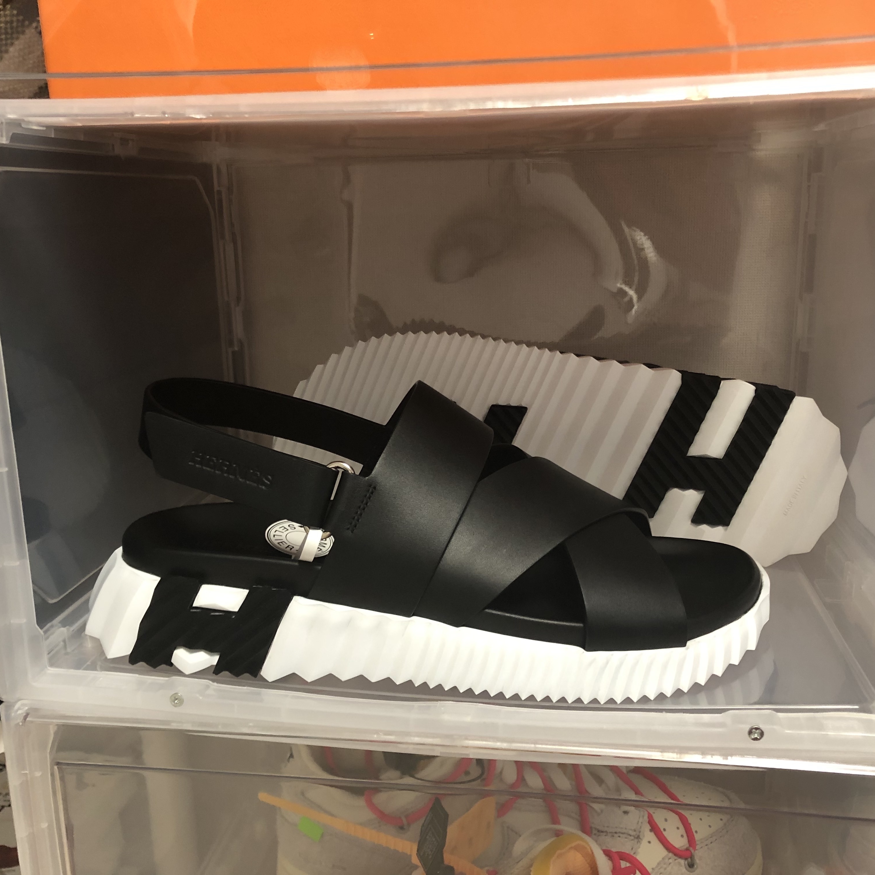Hermes Electric Sandal Calfskin & Marine, Hermes Electric Sandal Calfskin & Noir 착용 스타일 - 3