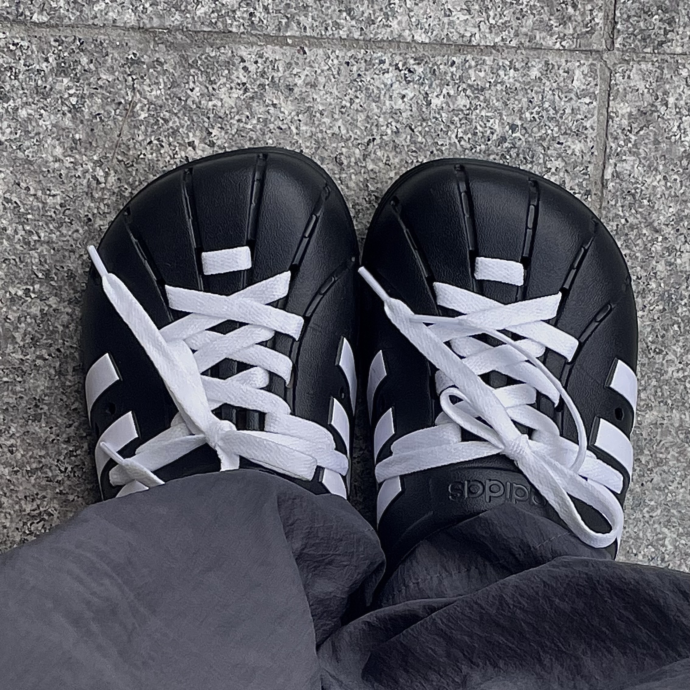 Adidas Adilette Clog Black White 착용 스타일