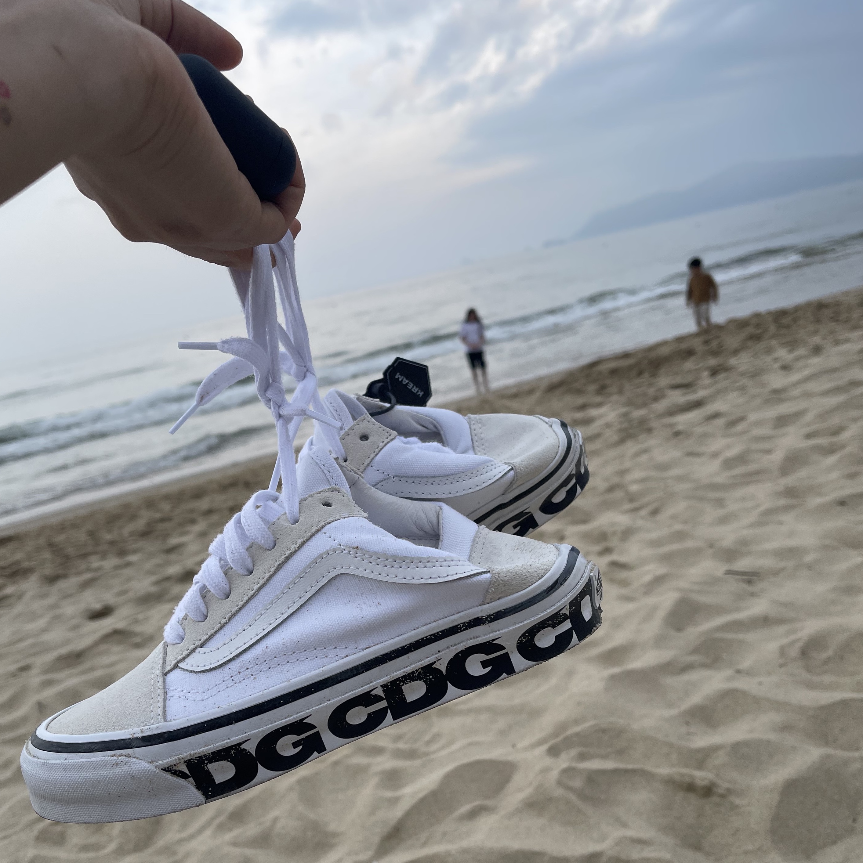 Telfar Small Shopping Bag Silver, Vans Vault x CDG Old Skool LX White 착용 스타일 - 2