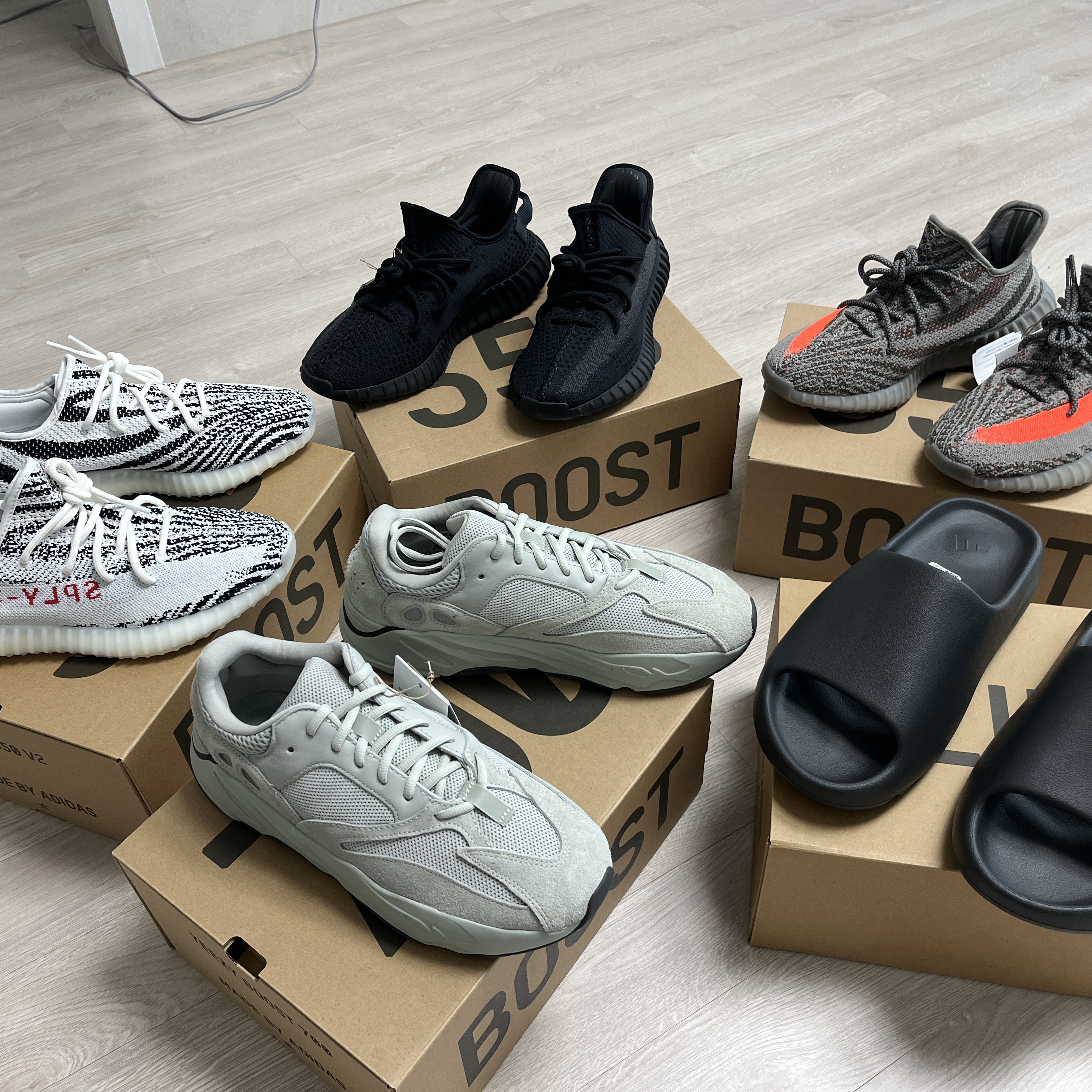 Adidas Yeezy Boost 350 V2 Onyx, Adidas Yeezy Slide Onyx 착용 스타일