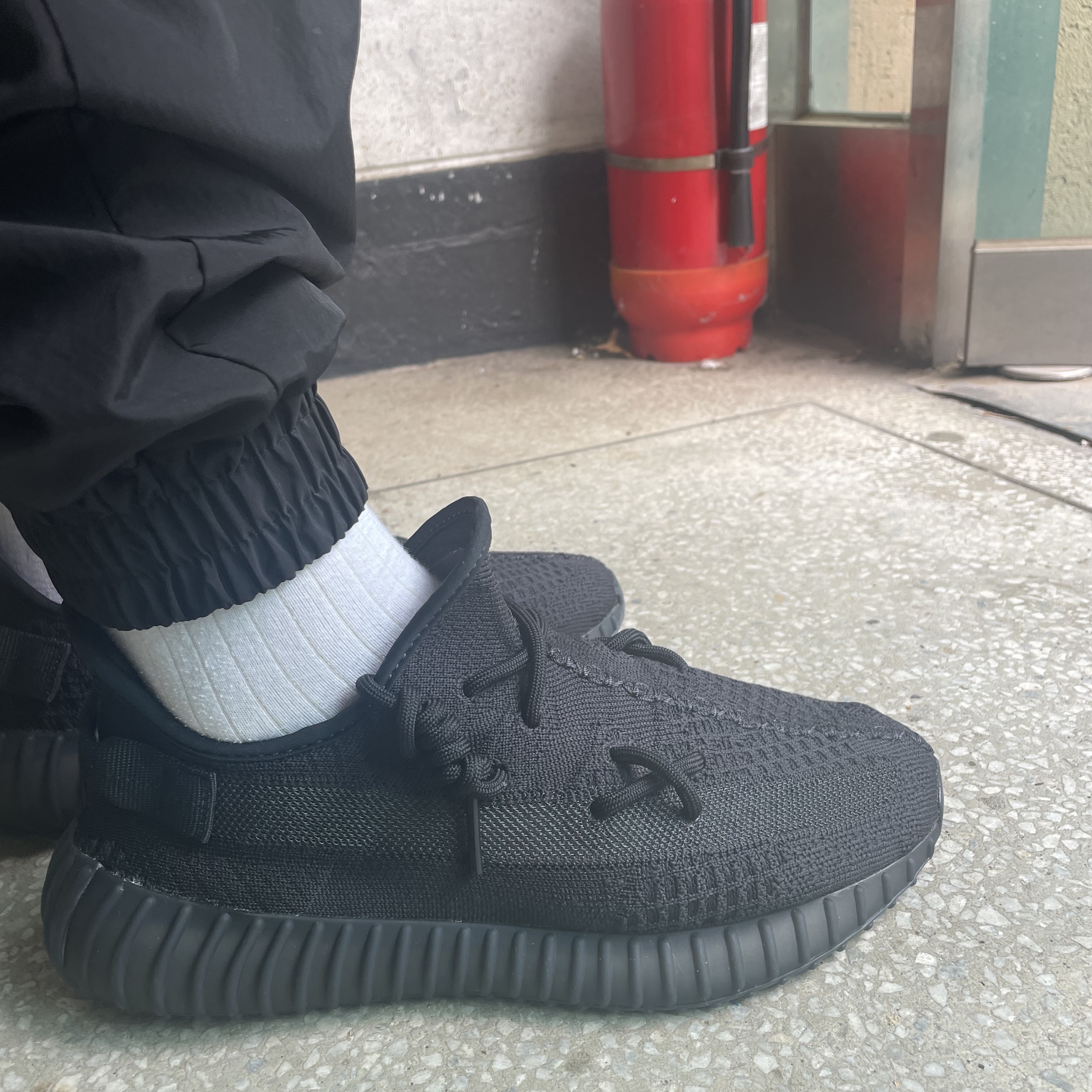 Adidas Yeezy Boost 350 V2 Onyx 착용 스타일 - 1