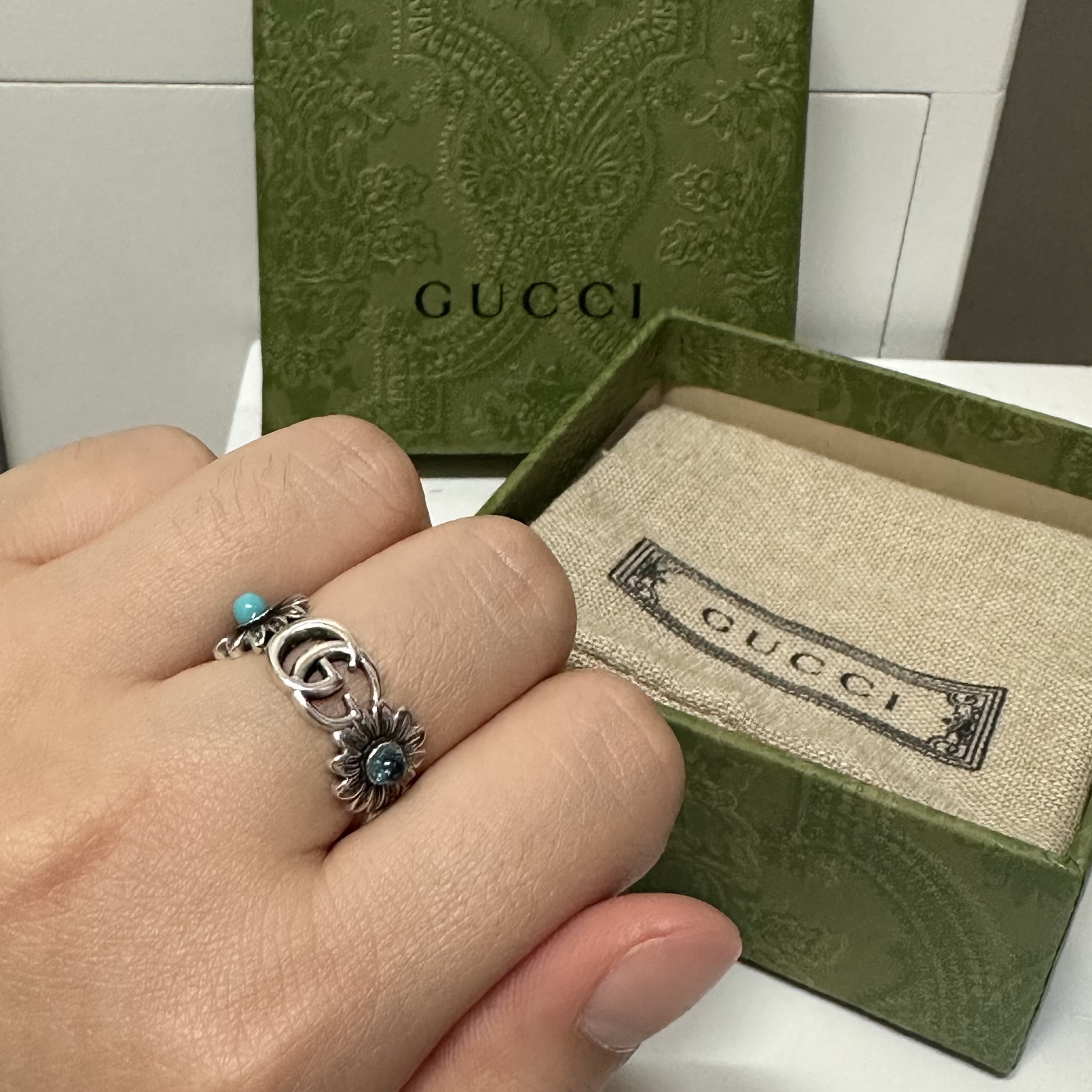 Gucci Double G Mother of Pearl Ring Silver 착용 스타일 - 2