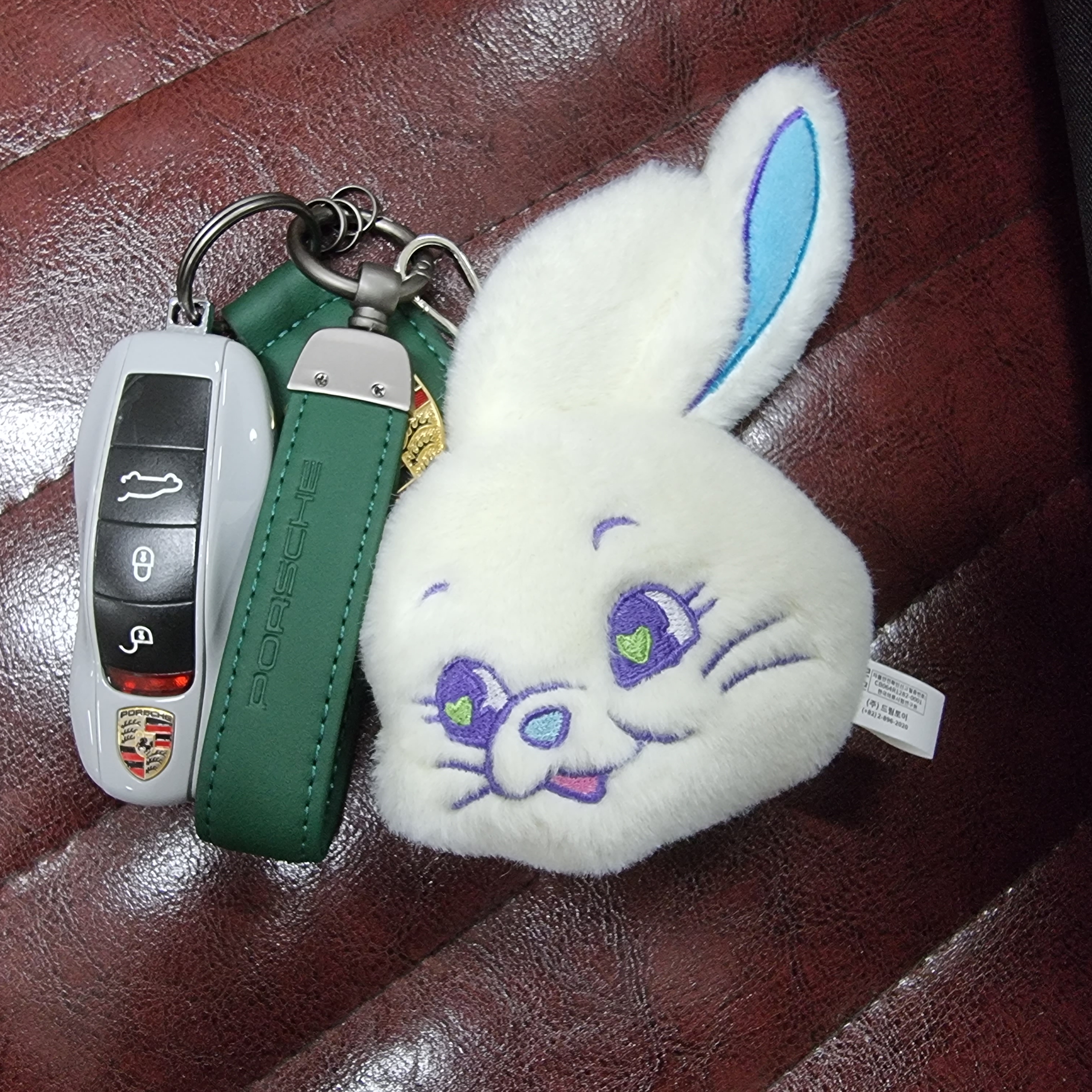 NewJeans Tokki Merchandise Fluffy Keyring White 착용 스타일