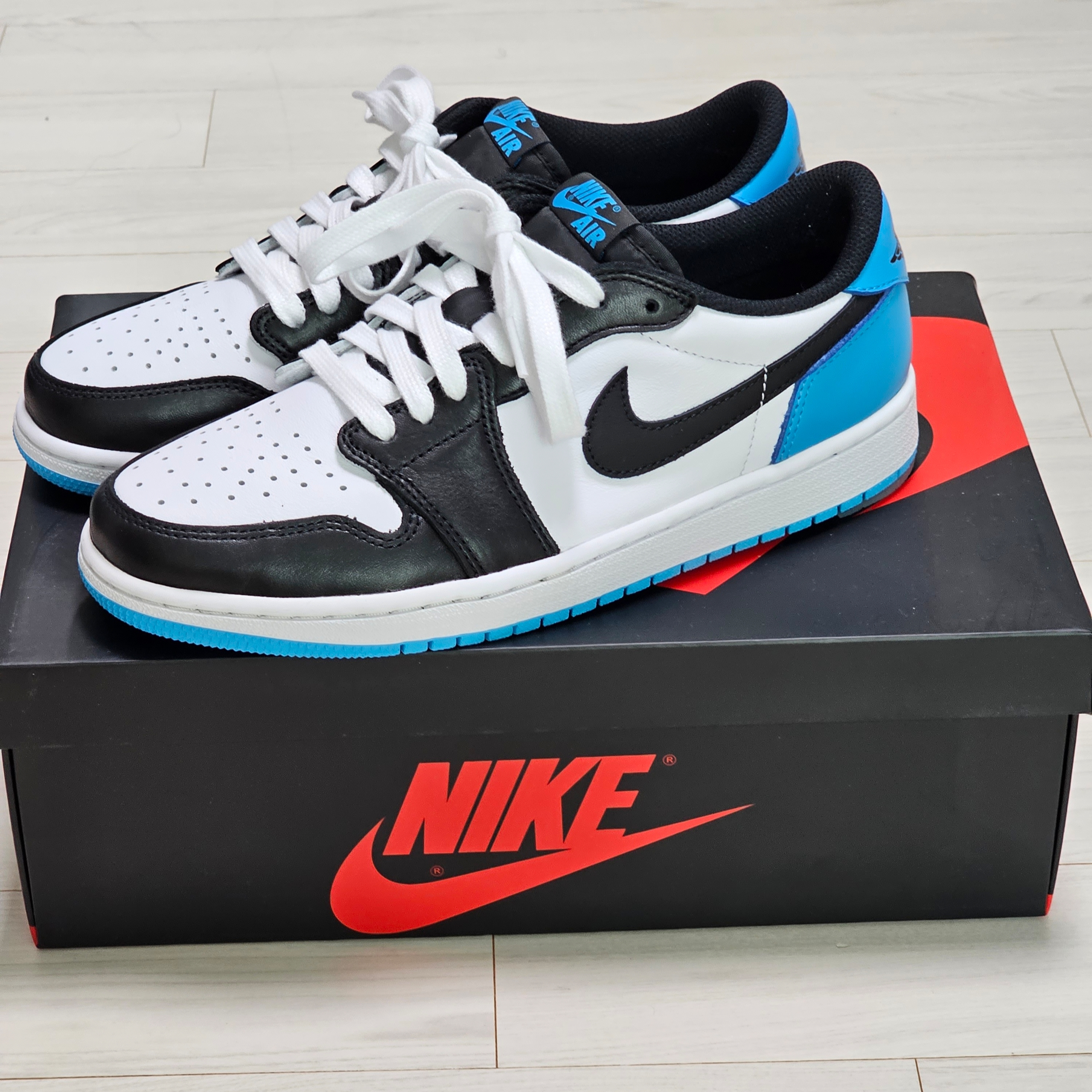 Jordan 1 Retro Low OG Black and Dark Powder Blue 착용 스타일