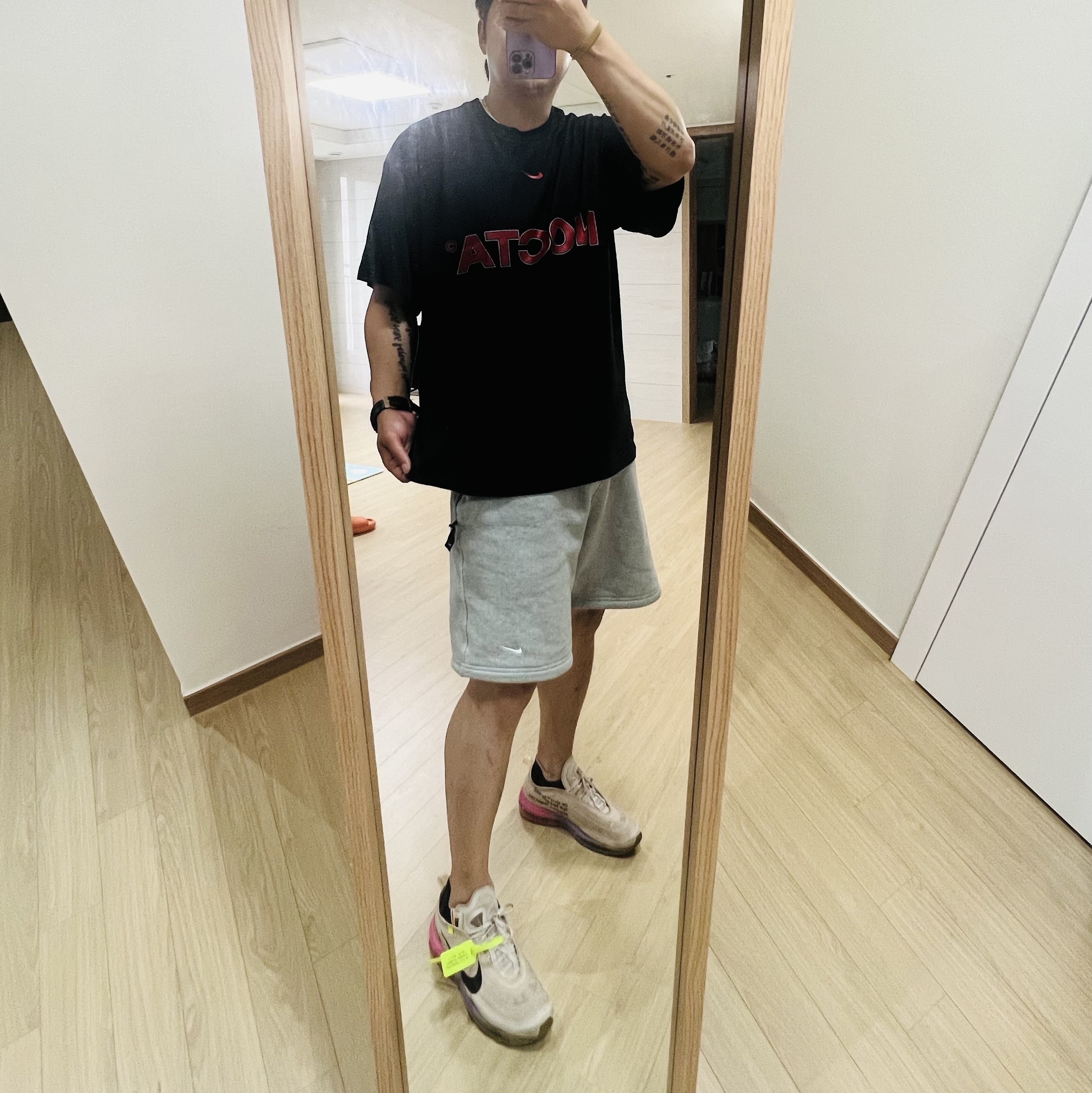 Nike x Off-White Air Max 97 Elemental Rose Serena Queen, Nike x Drake Nocta Cobra T-Shirt Black - Nocta Exclusive 착용 스타일 - 1