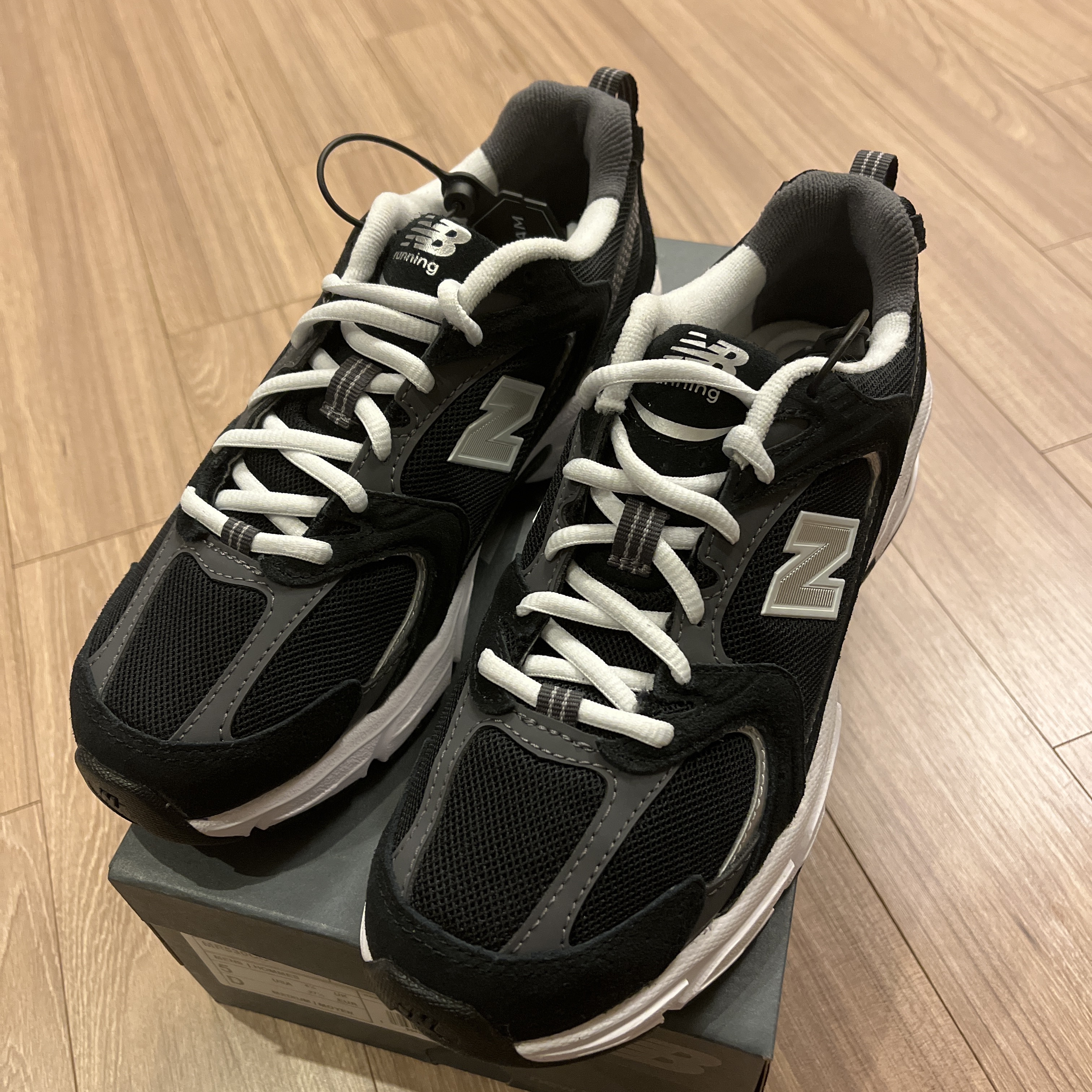 New Balance 530 Classic Black 착용 스타일 - 1