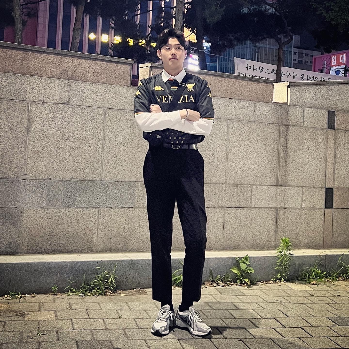 New Balance 860v2 White Black, Prada Re-Nylon and Saffiano Leather Shoulder Bag Black 착용 스타일 - 4