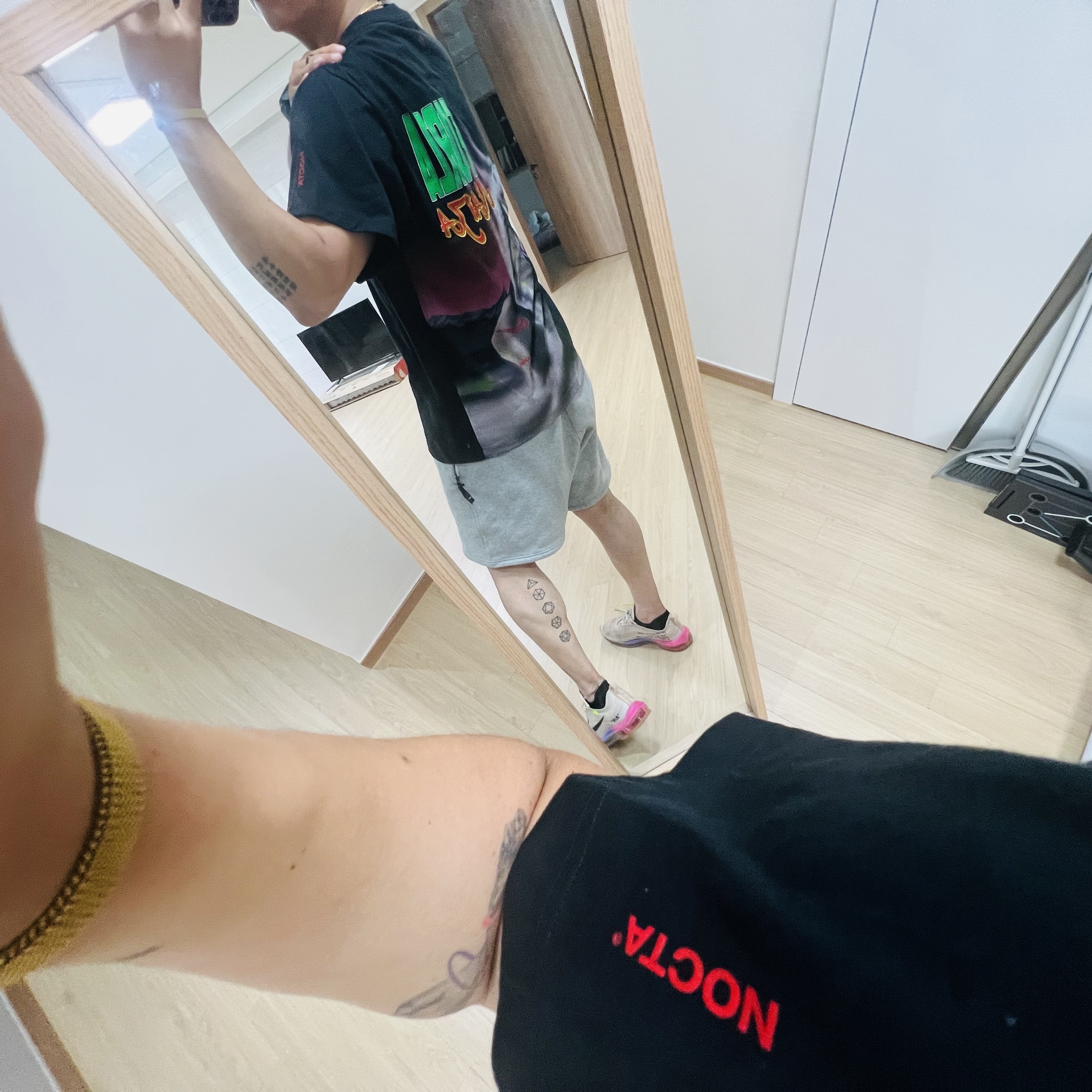 Nike x Off-White Air Max 97 Elemental Rose Serena Queen, Nike x Drake Nocta Cobra T-Shirt Black - Nocta Exclusive 착용 스타일 - 3