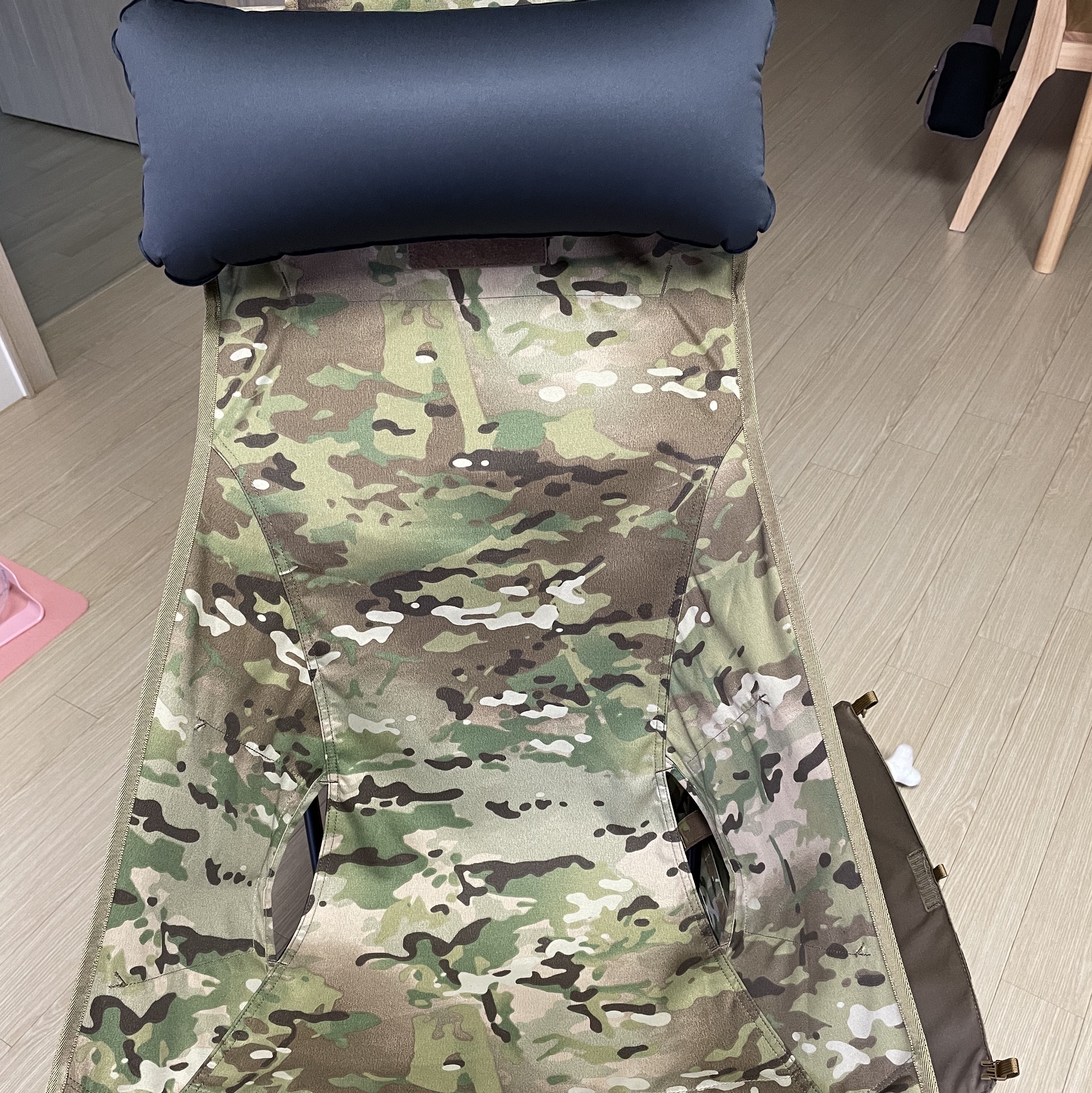 Helinox Air+Foam Headrest Black 착용 스타일 - 3