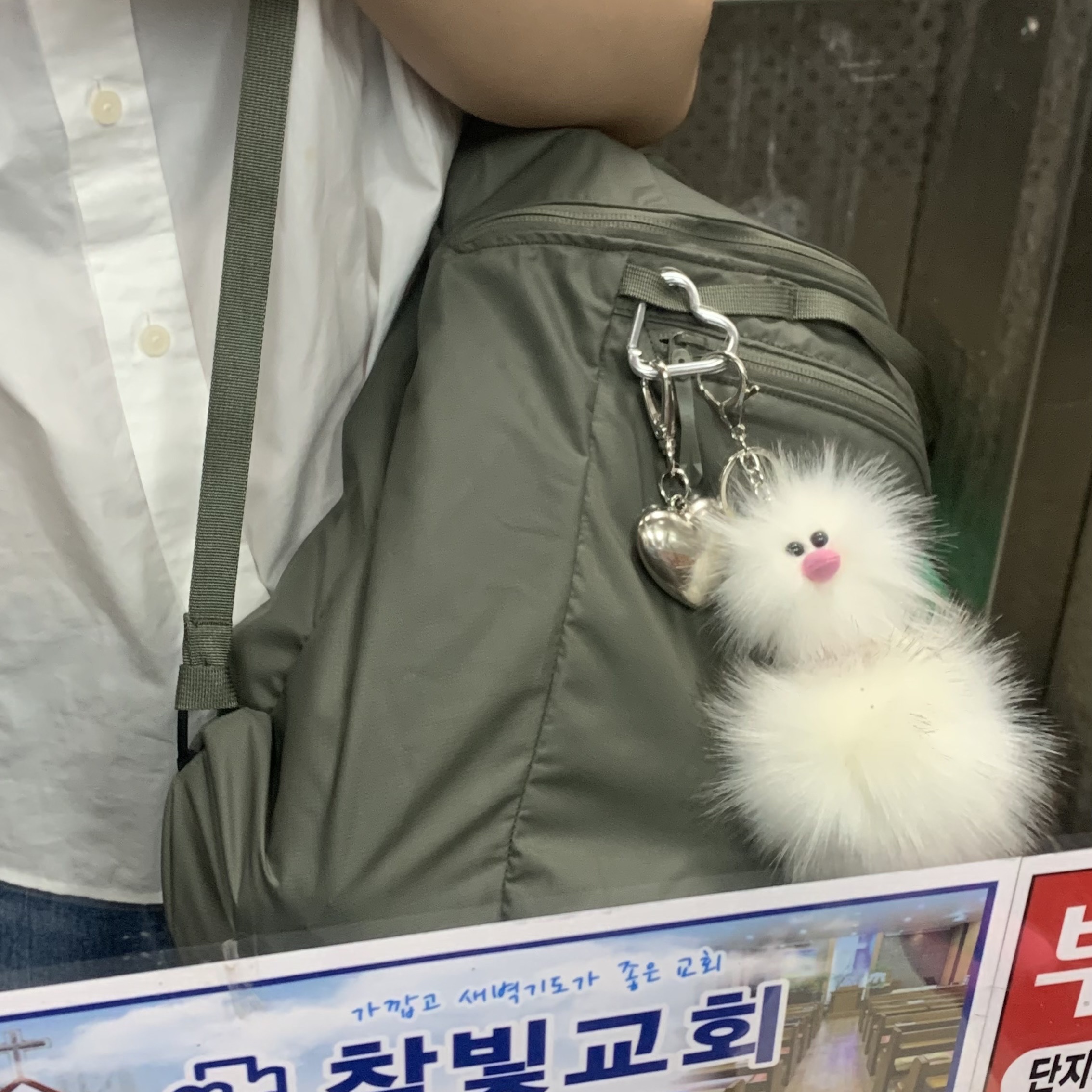 코지모지 어글리 버드 키링 화이트, 아크테릭스 헬리아드 15 백팩 포리지 착용 스타일 - 3