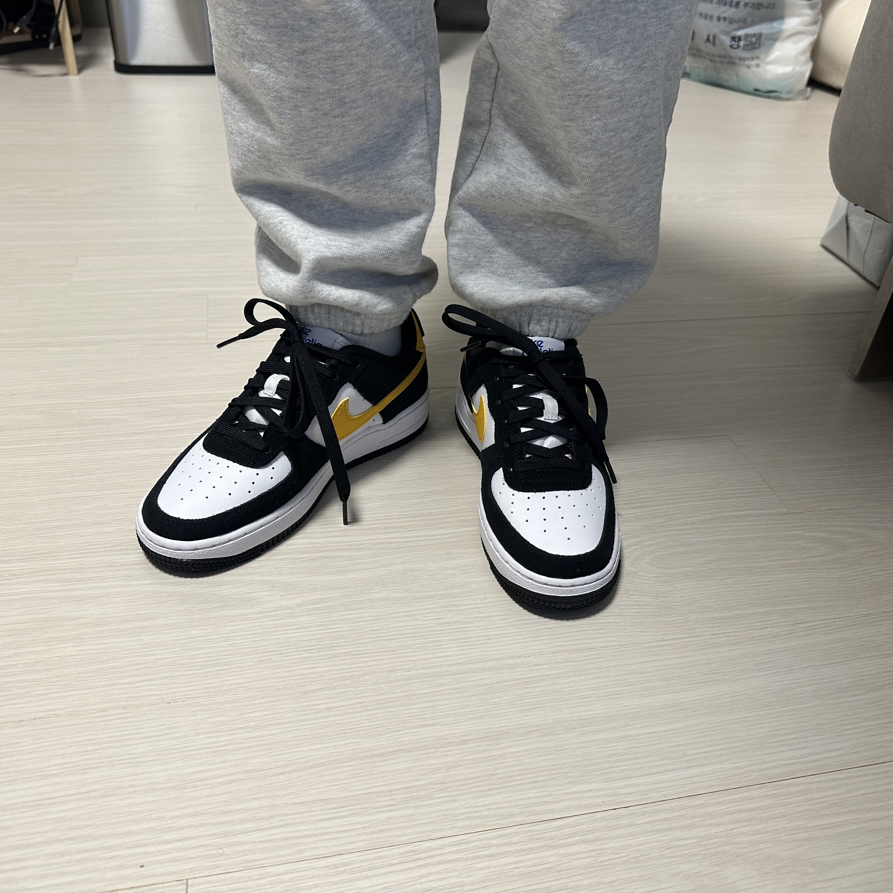Nike Air Force 1 '07 LV8 Athletic Club Black Dark Sulfur 착용 스타일