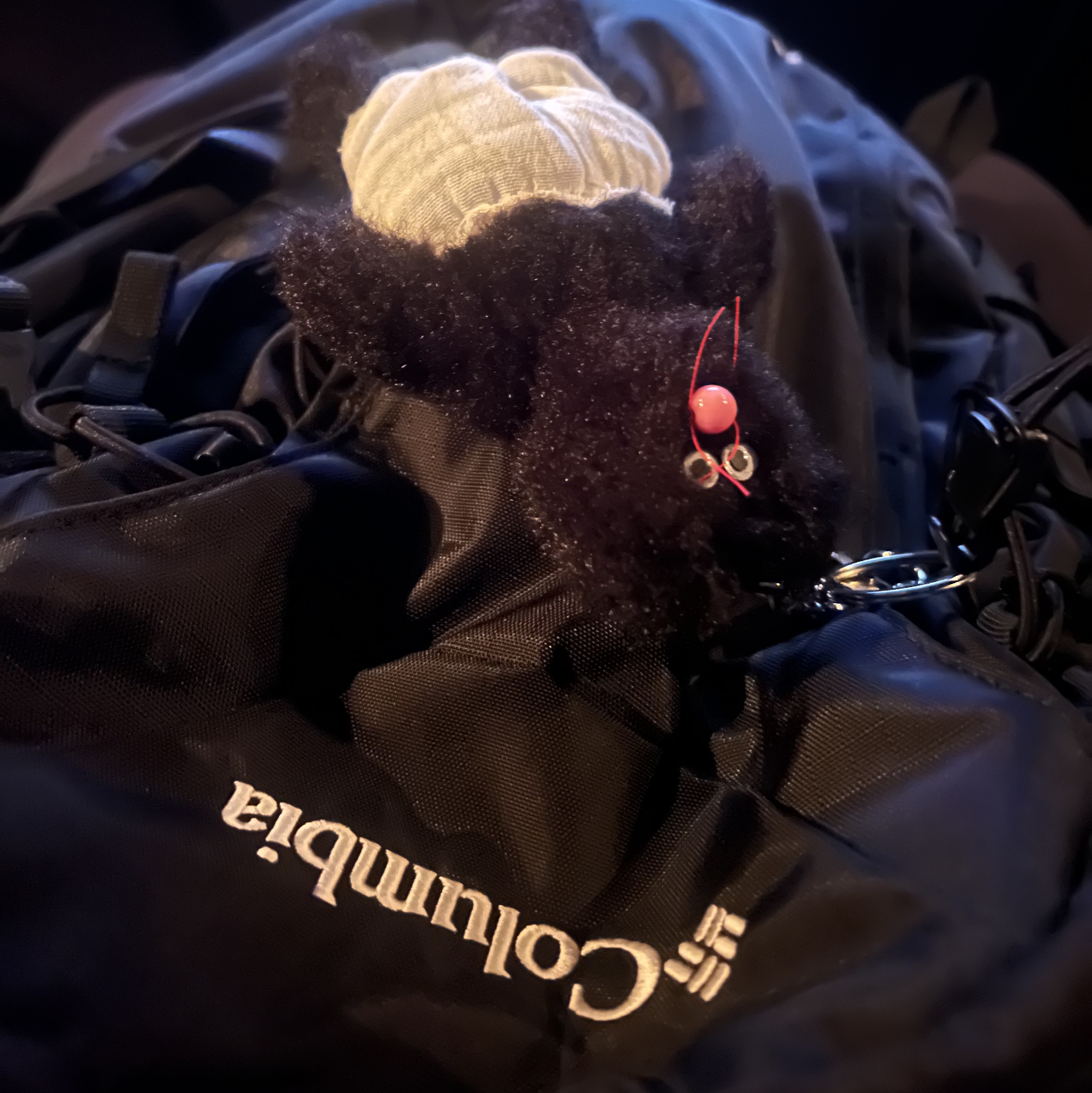[KREAM 단독] Monamhee Beulpingi Keyring with White Pants Black 착용 스타일