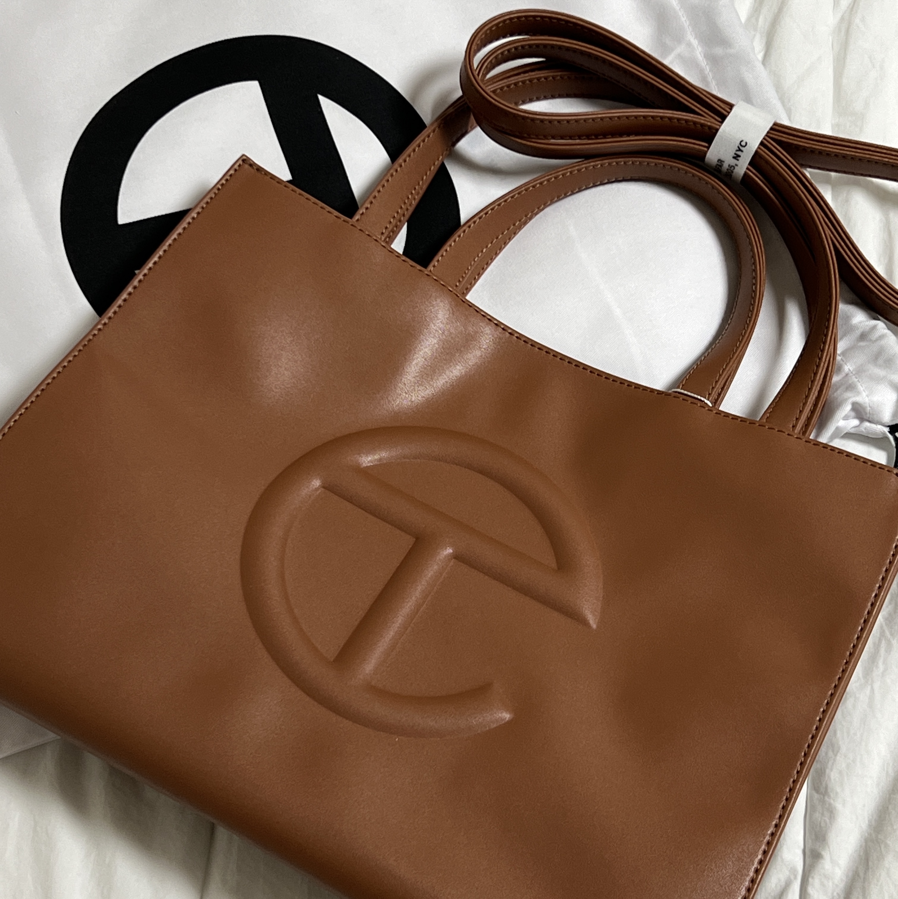 Telfar Medium Shopping Bag Tan 착용 스타일
