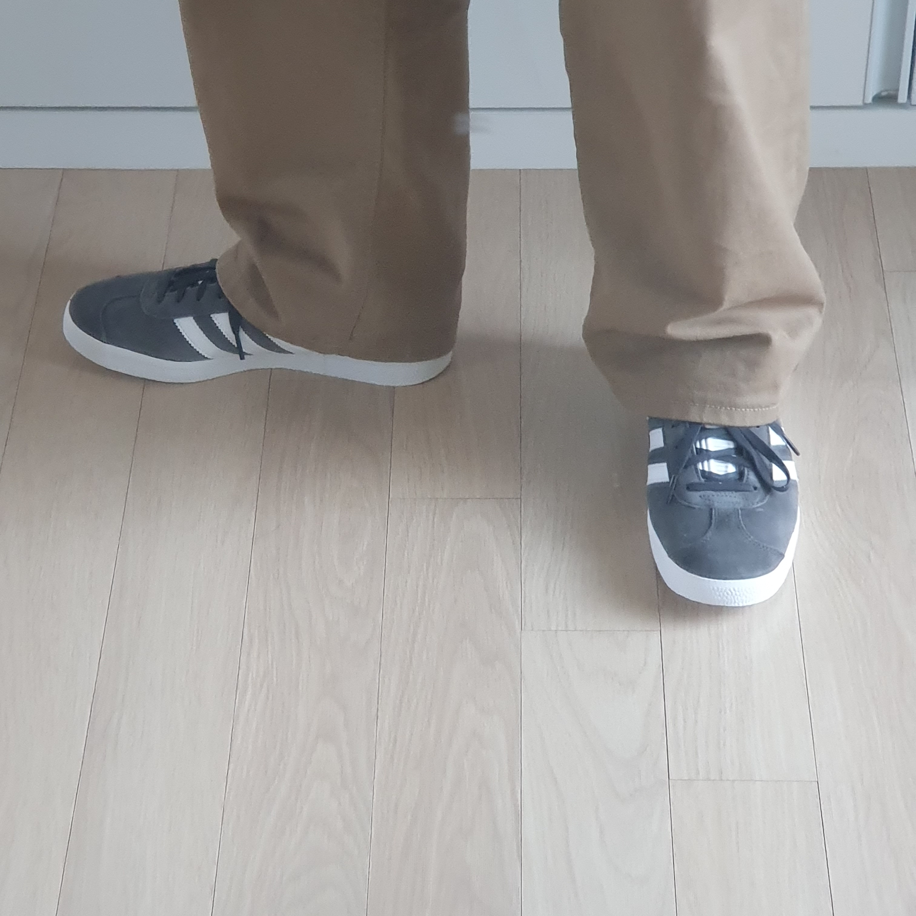 Adidas Gazelle Solid Grey 착용 스타일 - 2