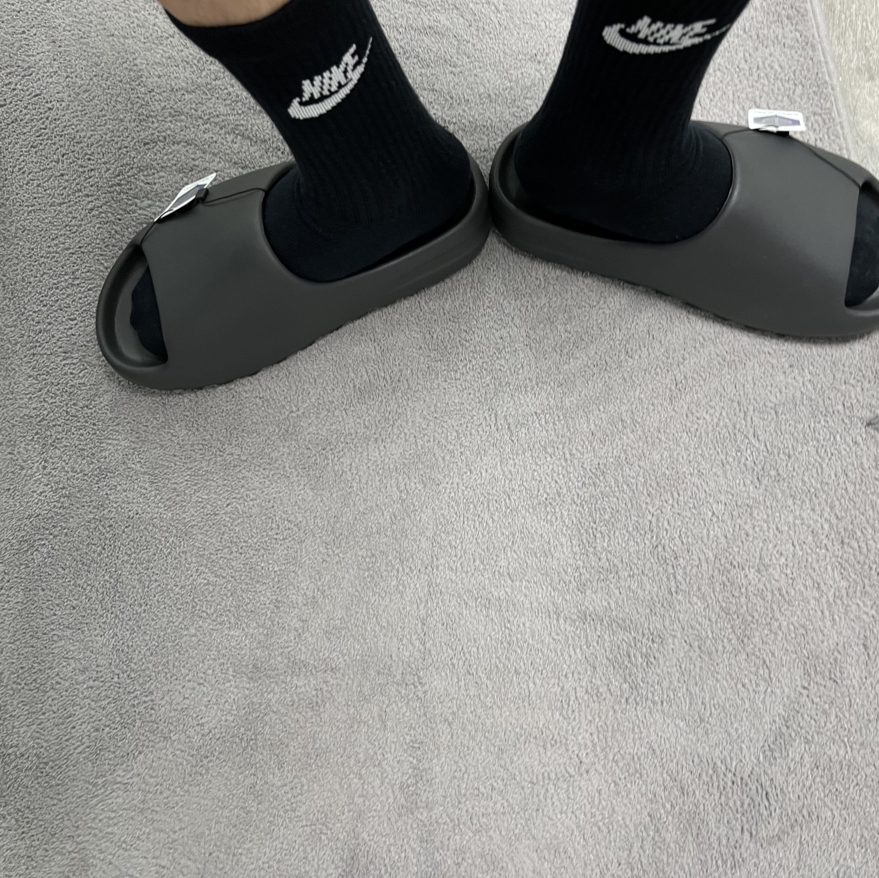 Adidas Yeezy Slide Azure, Adidas Yeezy Slide Onyx 착용 스타일 - 2