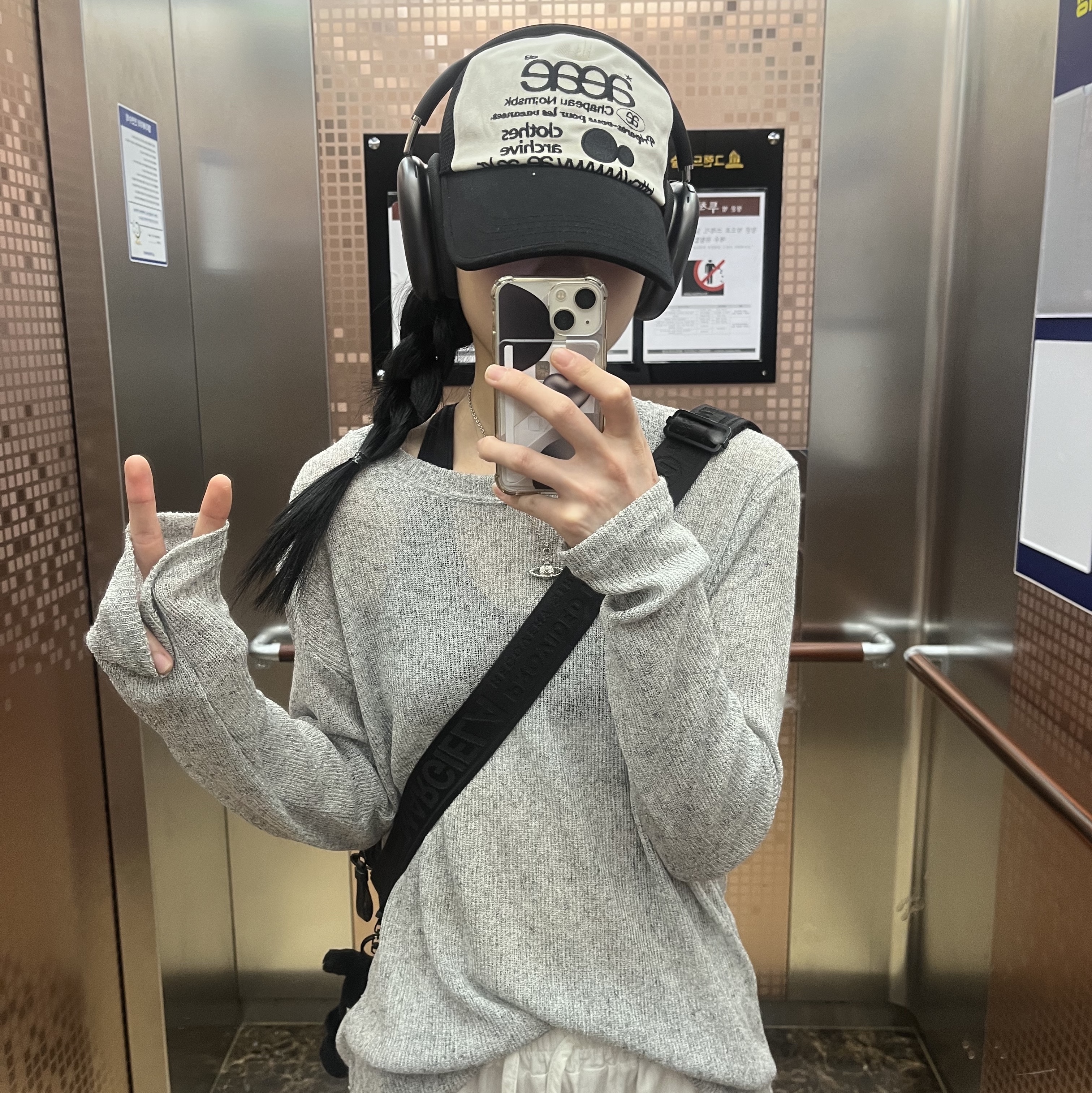 Matin Kim Cargo Cross Mini Bag Charcoal, Nike x Jacquemus Air Humara LX Pink Flash 착용 스타일 - 3