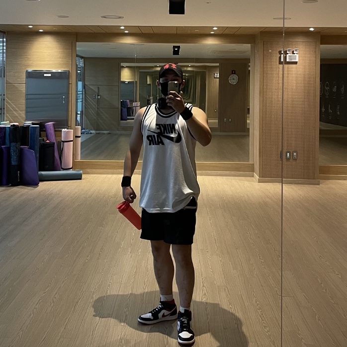 Jordan 1 Mid Gym Red Black White, Beats Studio 3 Wireless Over Ear Headphone Matt Black (Korean Ver.) 착용 스타일