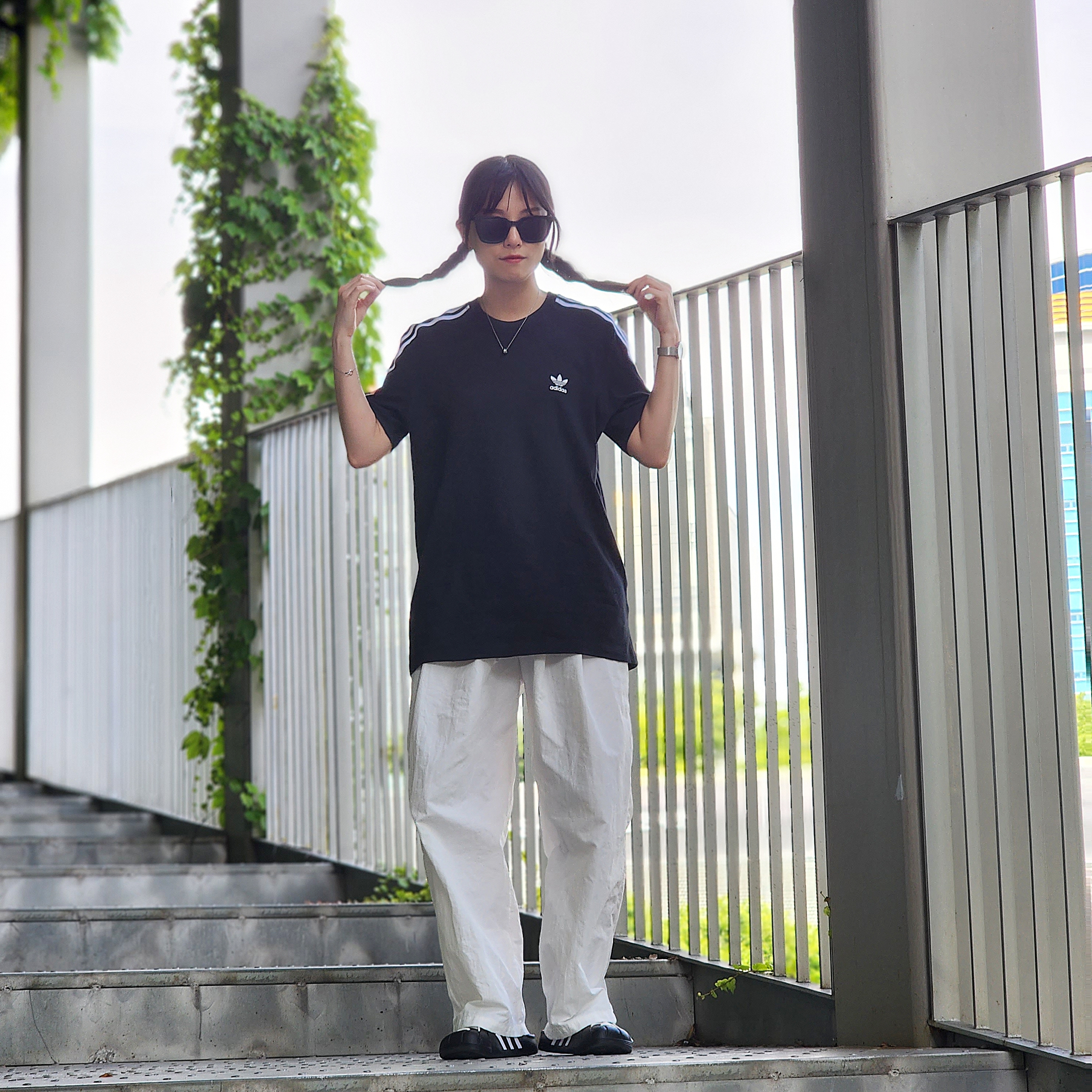 Adidas Adilette Clog Black White 착용 스타일