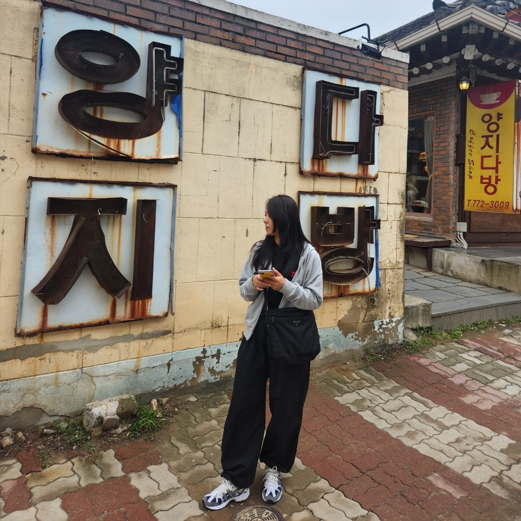 아식스 젤 소노마 15-50 프렌치 블루, 아미 스몰 하트 로고 티셔츠 블랙 착용 스타일 - 2